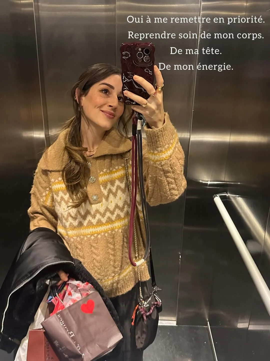 Photo by Aïda Benchemsi on February 18, 2026. May be a selfie of sweatshirt, top, parka and text that says 'Oui Ouiàmeremettreenpriorité. à me remettre en priorité. Reprendre soin de mon corps. De ma tête. De mon énergie. မသမွက် သပ၁ 22y a'.