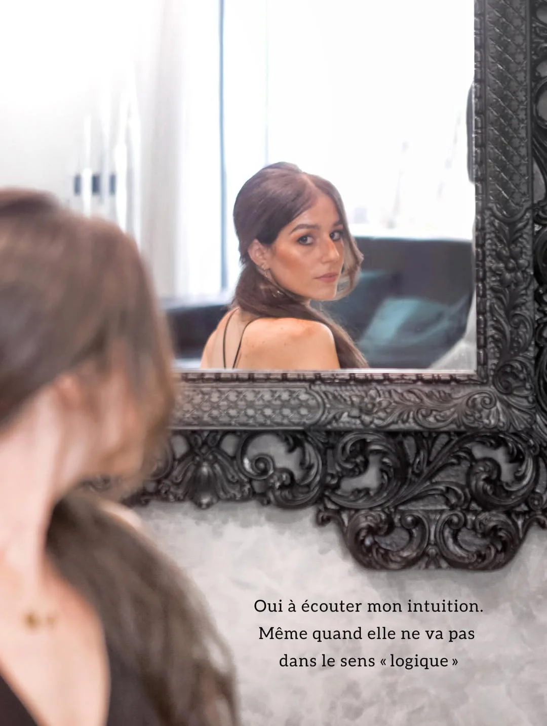 Photo by Aïda Benchemsi on February 18, 2026. May be an image of one or more people, makeup, hair, mirror and text that says 'Oui à écouter mon intuition. Même quand elle ne va pas danslesenslogique dans le sens logique >'.