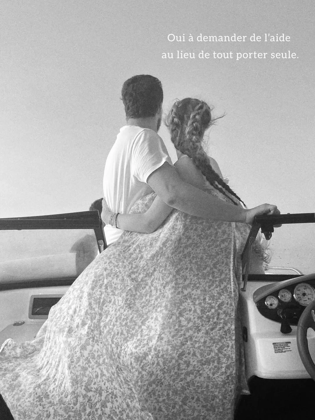 Photo by Aïda Benchemsi on February 18, 2026. May be a black-and-white image of one or more people, people kissing, wedding and text that says 'Oui à demander de l'aide au lieu de tout porter seule. 닭몬는 Kat'.