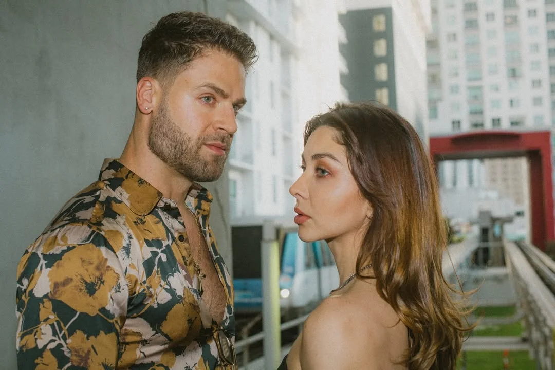 Photo by ViX Micro on February 18, 2026. May be an image of one or more people, beard, makeup, hair, people smiling and text.