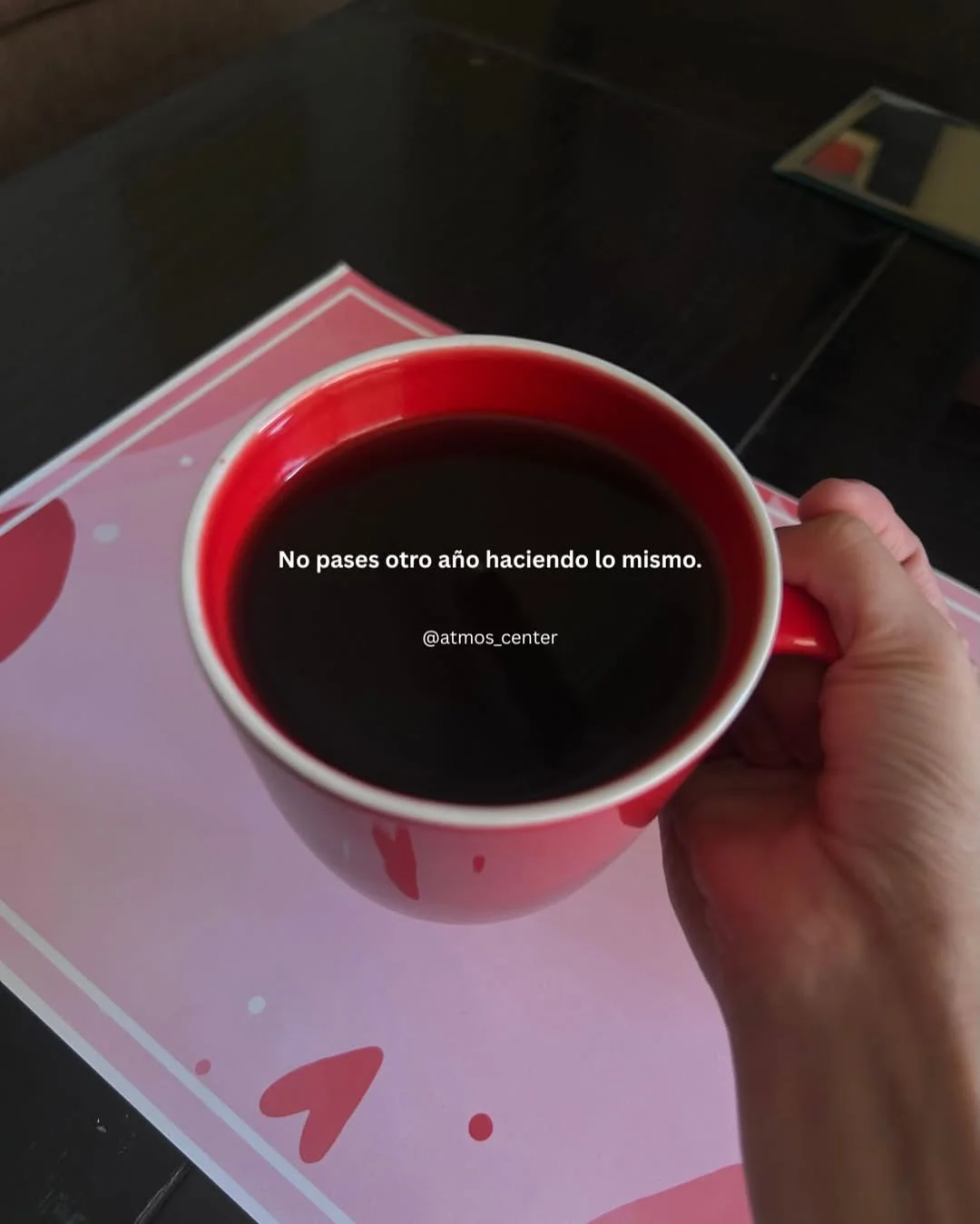 Photo shared by Almu Solis on February 19, 2026 tagging @atmos_center. May be an image of coffee cup, coffee, cup, tea, teacup and text that says 'No pases otro año haciendo Nopasesotroanohaciendolomismo. lo mismo. @atmos_center center'.