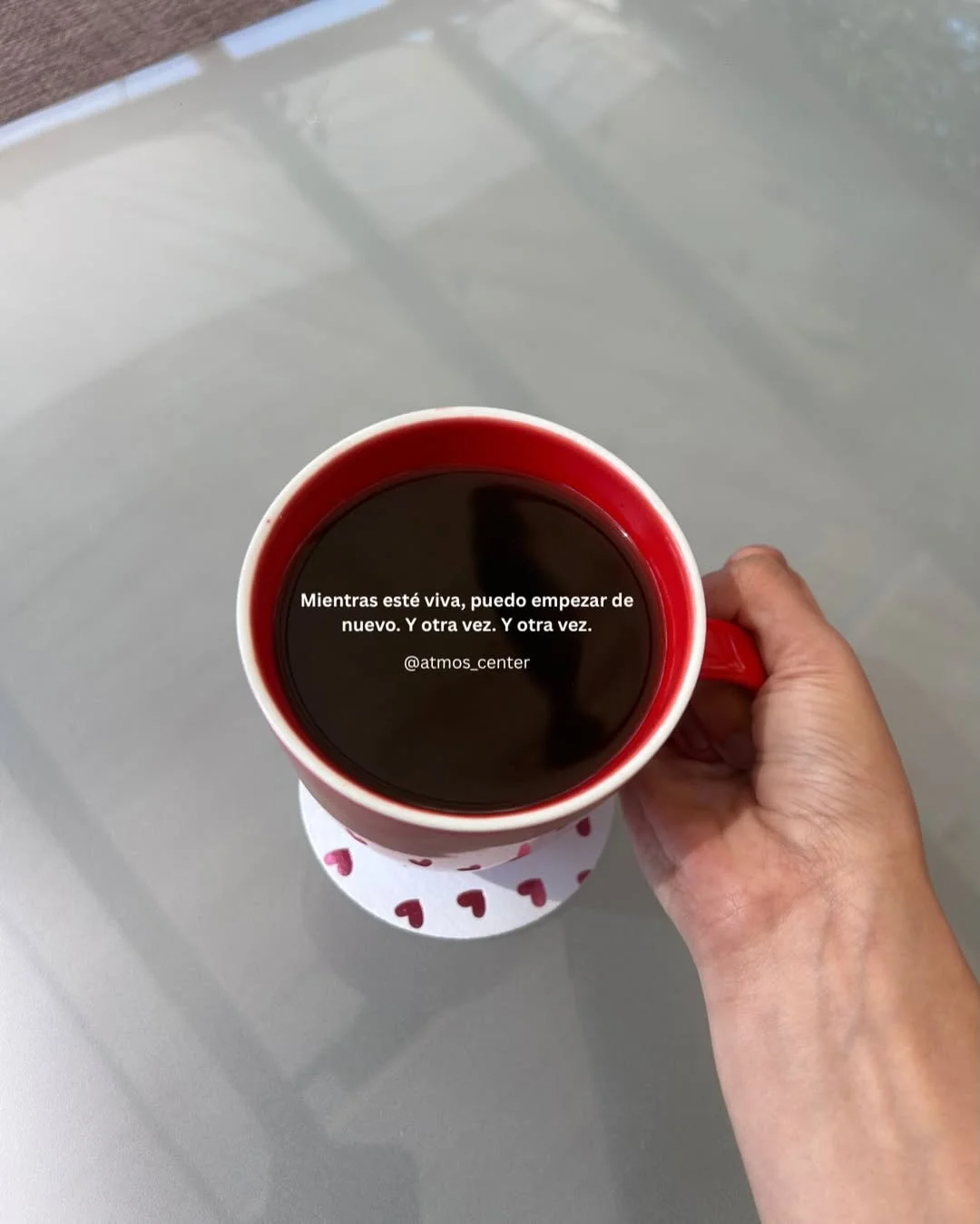 Photo shared by Almu Solis on February 20, 2026 tagging @atmos_center. May be an image of coffee cup, coffee, teacup, cappuccino, playing cards, cup, tea and text that says 'Mientras esté Mientrasestéviva,puedoempezarde viva, puedo empezar de nuevo.Yotravez.Yotravez. otra ez. nuevo. otra vez. @atmos @atmos_center center'.