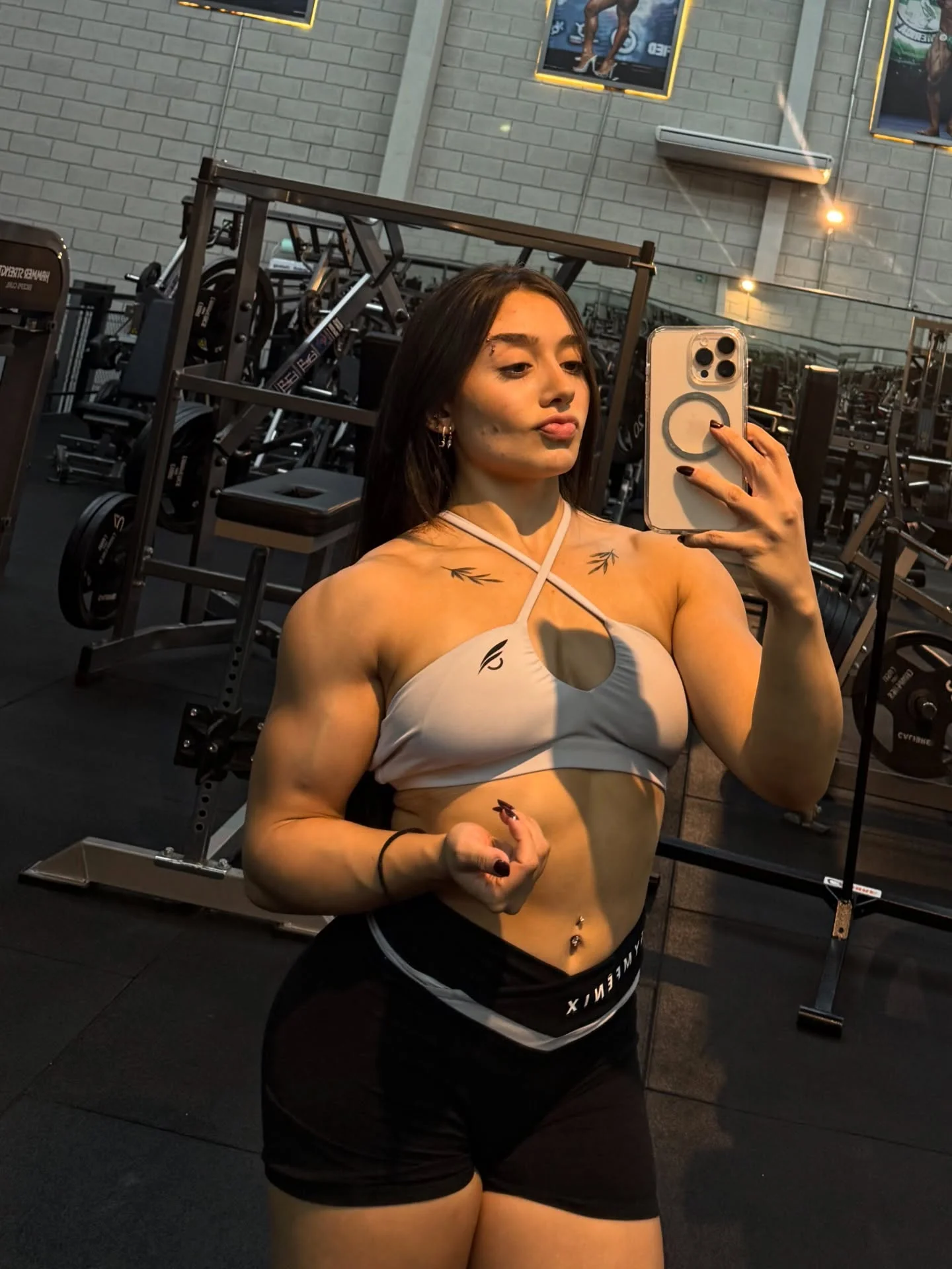 Photo by Amanda Rodrigues on March 18, 2026. May be a selfie of one or more people, biceps, people bodybuilding, activewear and text.