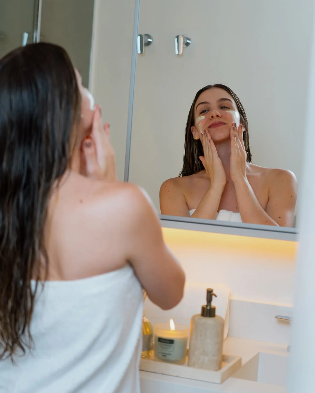 Photo shared by Amanda Ferrari on February 18, 2026 tagging @karstenoficial. May be an image of one or more people, makeup, bath robe, shower, mirror and text.