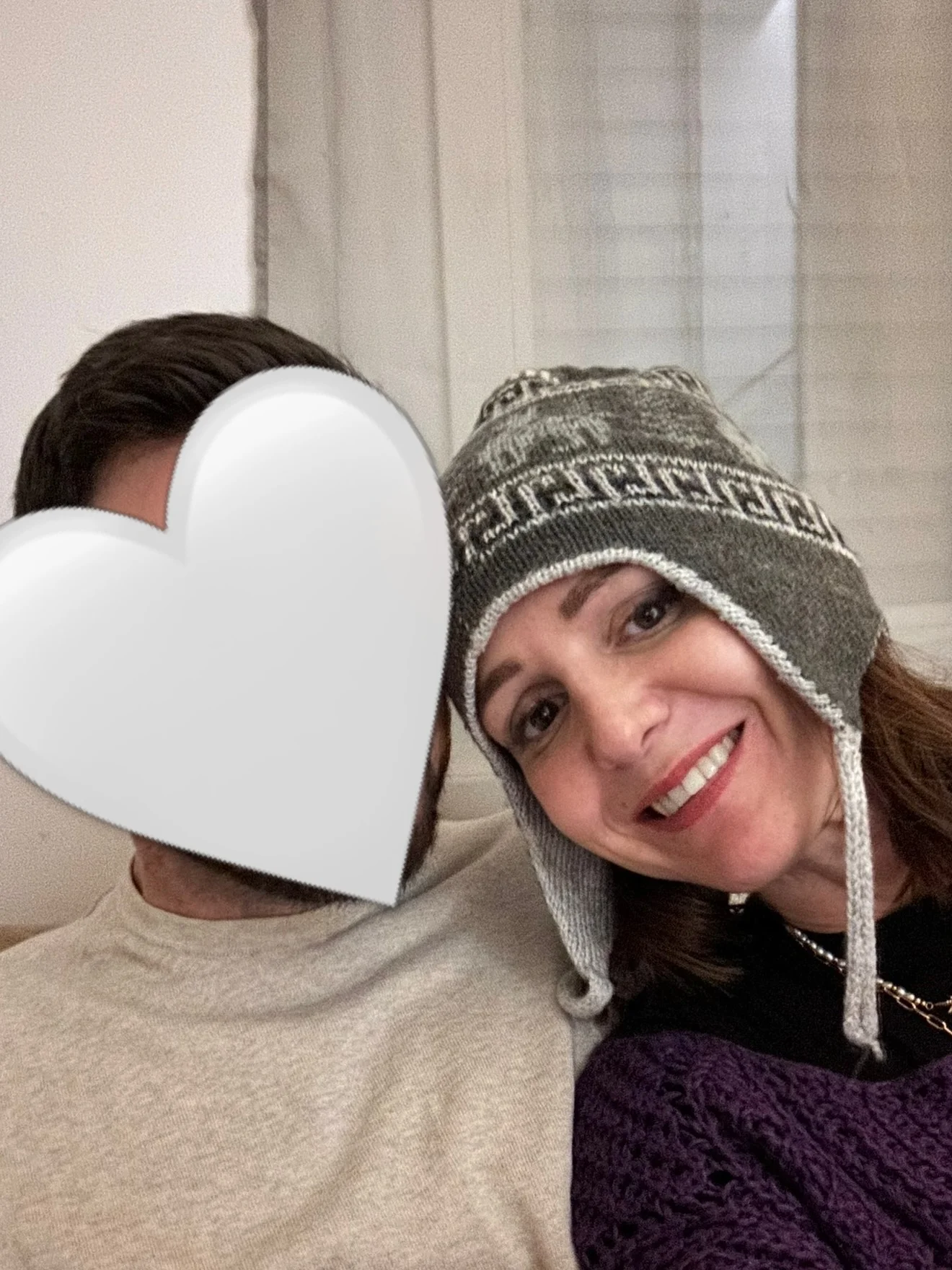 Photo by 𝓐𝓶𝓫𝓻𝓮 𝓮𝓽 𝓼𝓪 𝓯𝓪𝓶𝓲𝓵𝓵𝓮 on March 13, 2026. May be a selfie of one or more people, people smiling, hat, heart, head covering, blanket, knit and text.