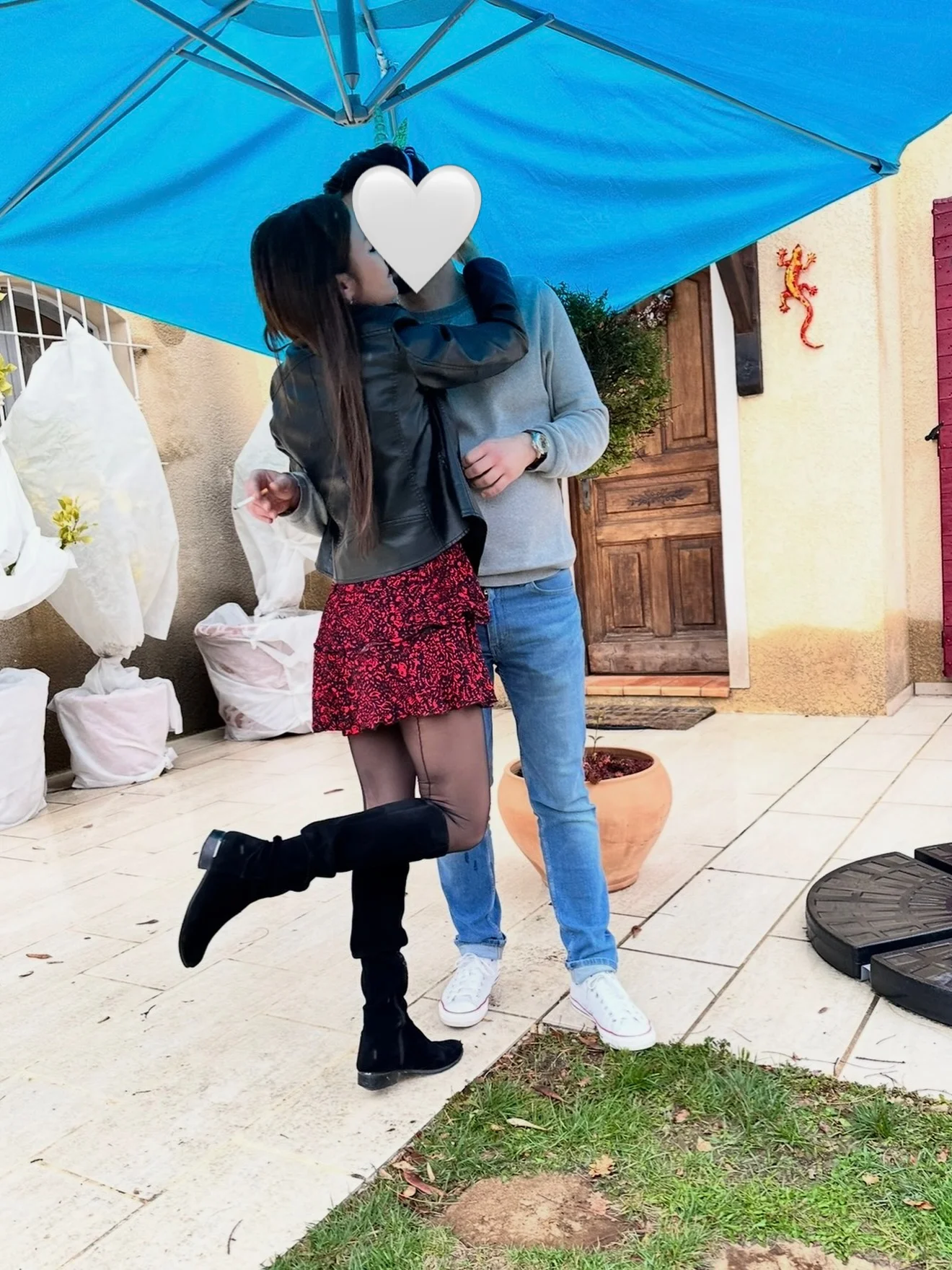 Photo by 𝓐𝓶𝓫𝓻𝓮 𝓮𝓽 𝓼𝓪 𝓯𝓪𝓶𝓲𝓵𝓵𝓮 on March 13, 2026. May be an image of one or more people, people standing, boots, umbrella, outdoors and text.