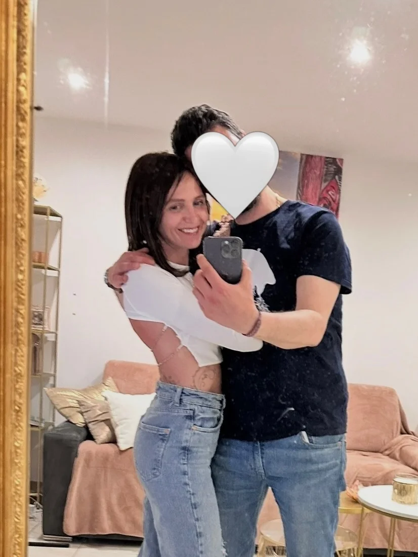 Photo by 𝓐𝓶𝓫𝓻𝓮 𝓮𝓽 𝓼𝓪 𝓯𝓪𝓶𝓲𝓵𝓵𝓮 on March 13, 2026. May be a selfie of one or more people, people smiling, people kissing, mirror and text.