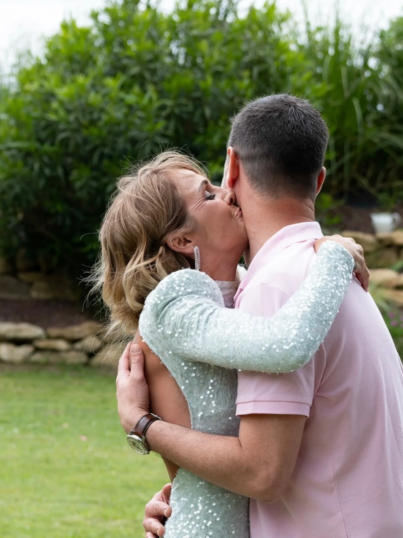 Photo by 𝓐𝓶𝓫𝓻𝓮 𝓮𝓽 𝓼𝓪 𝓯𝓪𝓶𝓲𝓵𝓵𝓮 on March 13, 2026. May be an image of people kissing, grass, wedding and text.