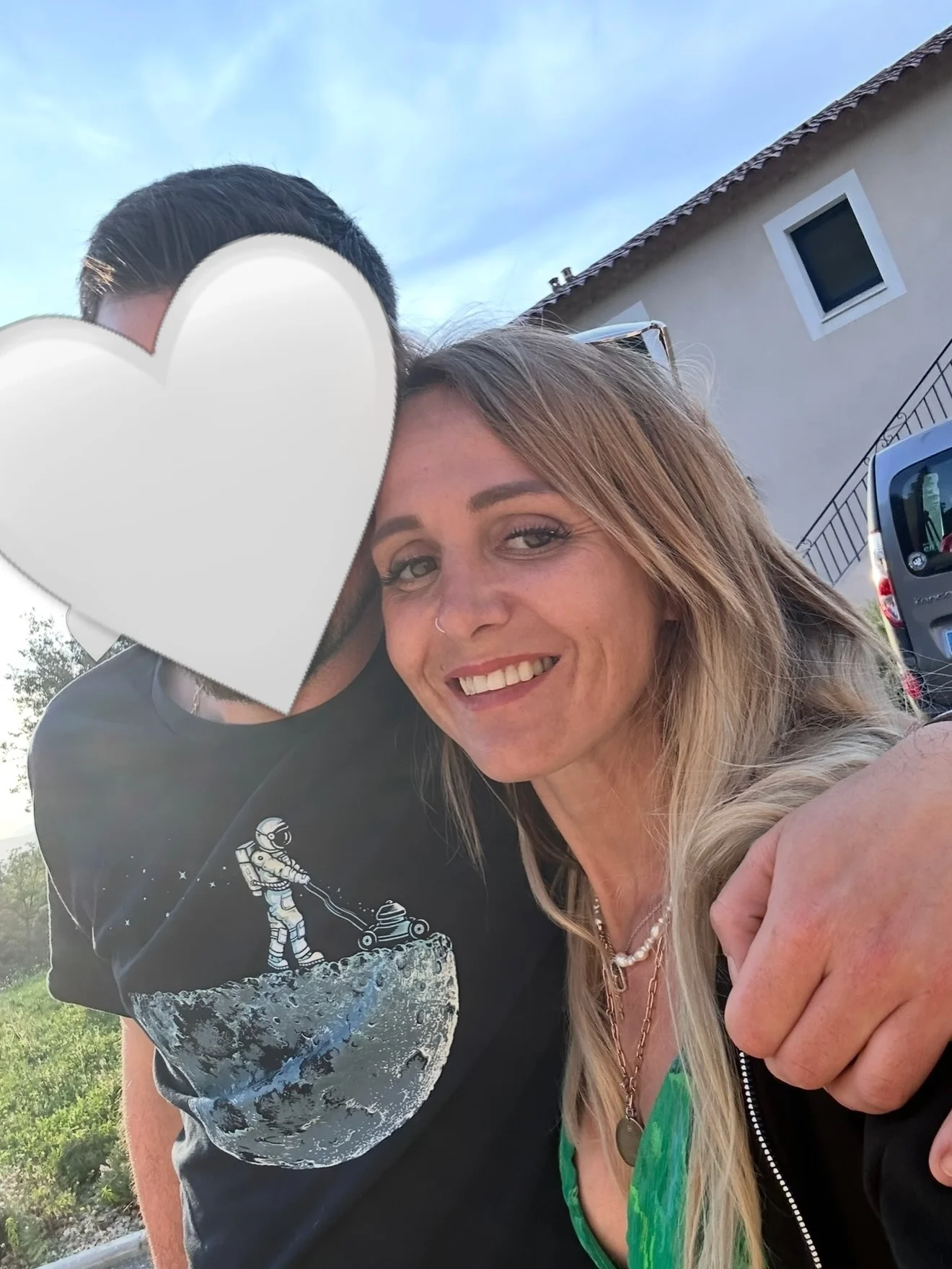 Photo by 𝓐𝓶𝓫𝓻𝓮 𝓮𝓽 𝓼𝓪 𝓯𝓪𝓶𝓲𝓵𝓵𝓮 on March 13, 2026. May be an image of one or more people, blonde hair, people smiling, heart, top and text.