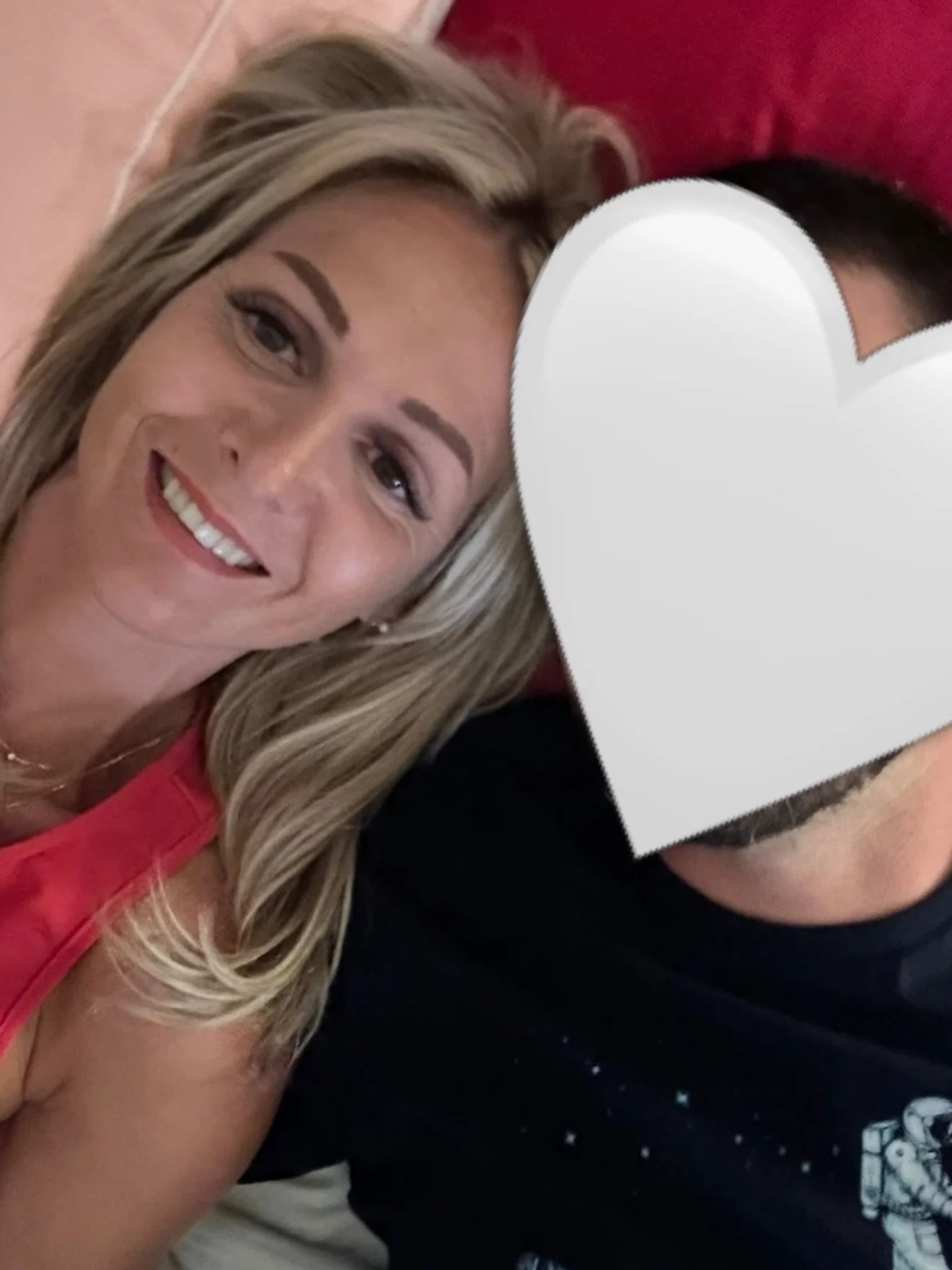 Photo by 𝓐𝓶𝓫𝓻𝓮 𝓮𝓽 𝓼𝓪 𝓯𝓪𝓶𝓲𝓵𝓵𝓮 on March 13, 2026. May be a selfie of one or more people, blonde hair, people smiling, heart, bedroom and text.