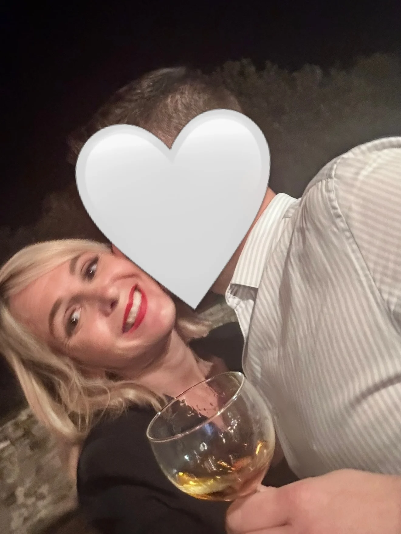 Photo by 𝓐𝓶𝓫𝓻𝓮 𝓮𝓽 𝓼𝓪 𝓯𝓪𝓶𝓲𝓵𝓵𝓮 on March 13, 2026. May be a selfie of one or more people, people kissing, wine glass and text.