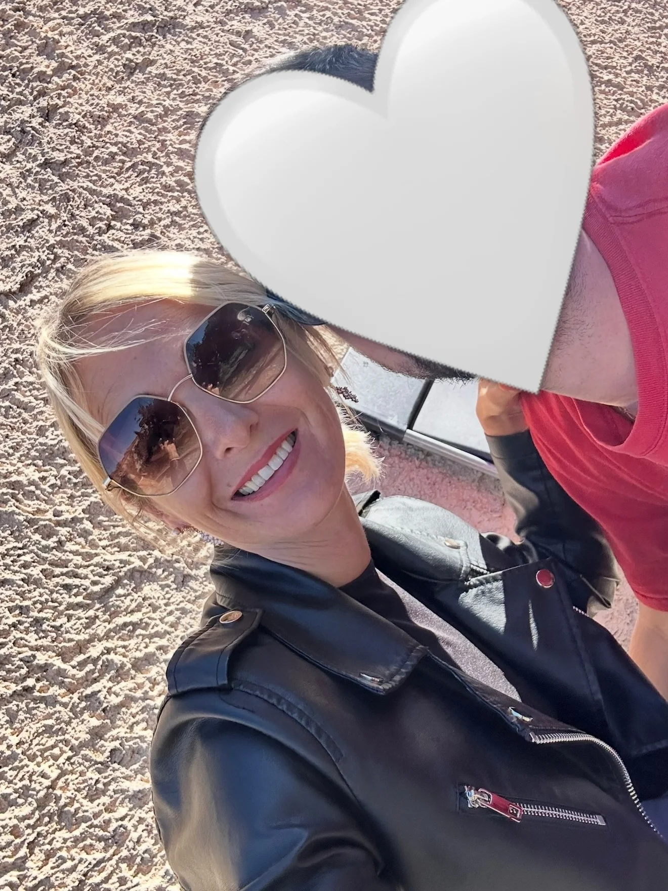 Photo by 𝓐𝓶𝓫𝓻𝓮 𝓮𝓽 𝓼𝓪 𝓯𝓪𝓶𝓲𝓵𝓵𝓮 on March 13, 2026. May be a selfie of one or more people, blonde hair, people smiling, heart, sunglasses and text.