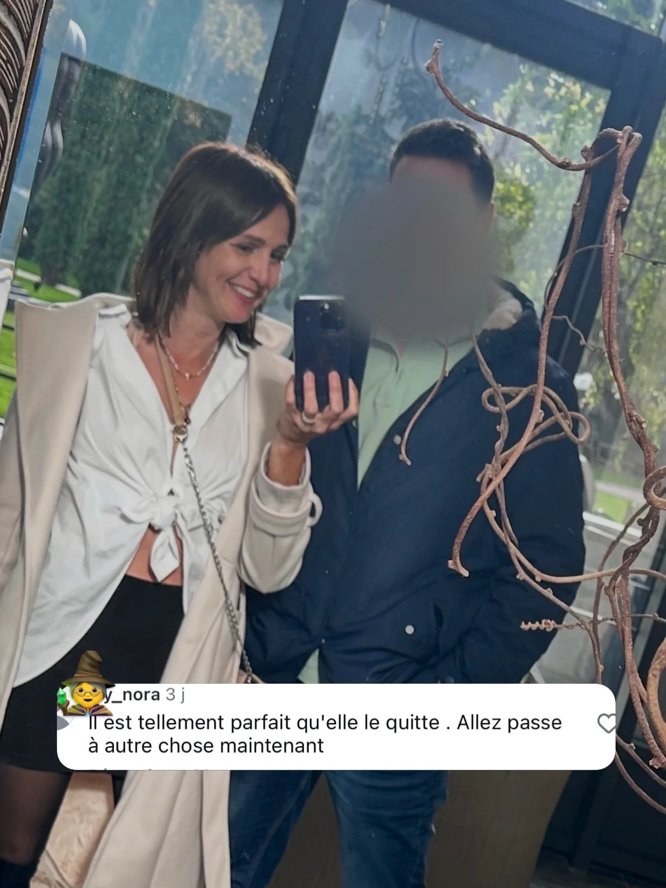 Photo by 𝓐𝓶𝓫𝓻𝓮 𝓮𝓽 𝓼𝓪 𝓯𝓪𝓶𝓲𝓵𝓵𝓮 on March 13, 2026. May be a meme of one or more people, macrame, suit, bolo tie, blazer, top and text.