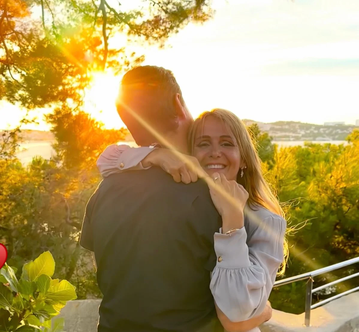 Photo by 𝓐𝓶𝓫𝓻𝓮 𝓮𝓽 𝓼𝓪 𝓯𝓪𝓶𝓲𝓵𝓵𝓮 on March 09, 2026. May be an image of one or more people, people smiling, people kissing, outdoors and text.