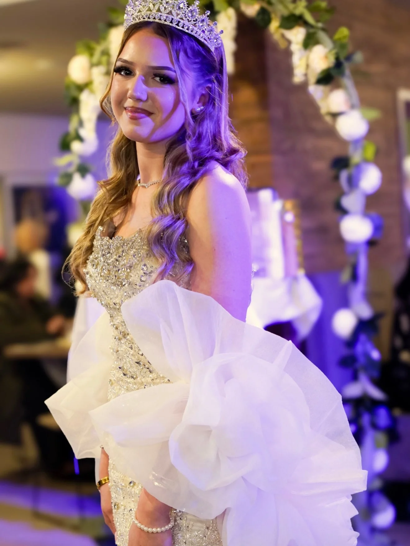 Photo shared by 𝓐𝓶𝓫𝓻𝓮 𝓮𝓽 𝓼𝓪 𝓯𝓪𝓶𝓲𝓵𝓵𝓮 on February 28, 2026 tagging @maelys.frcn. May be an image of gown, dress, wedding and text.