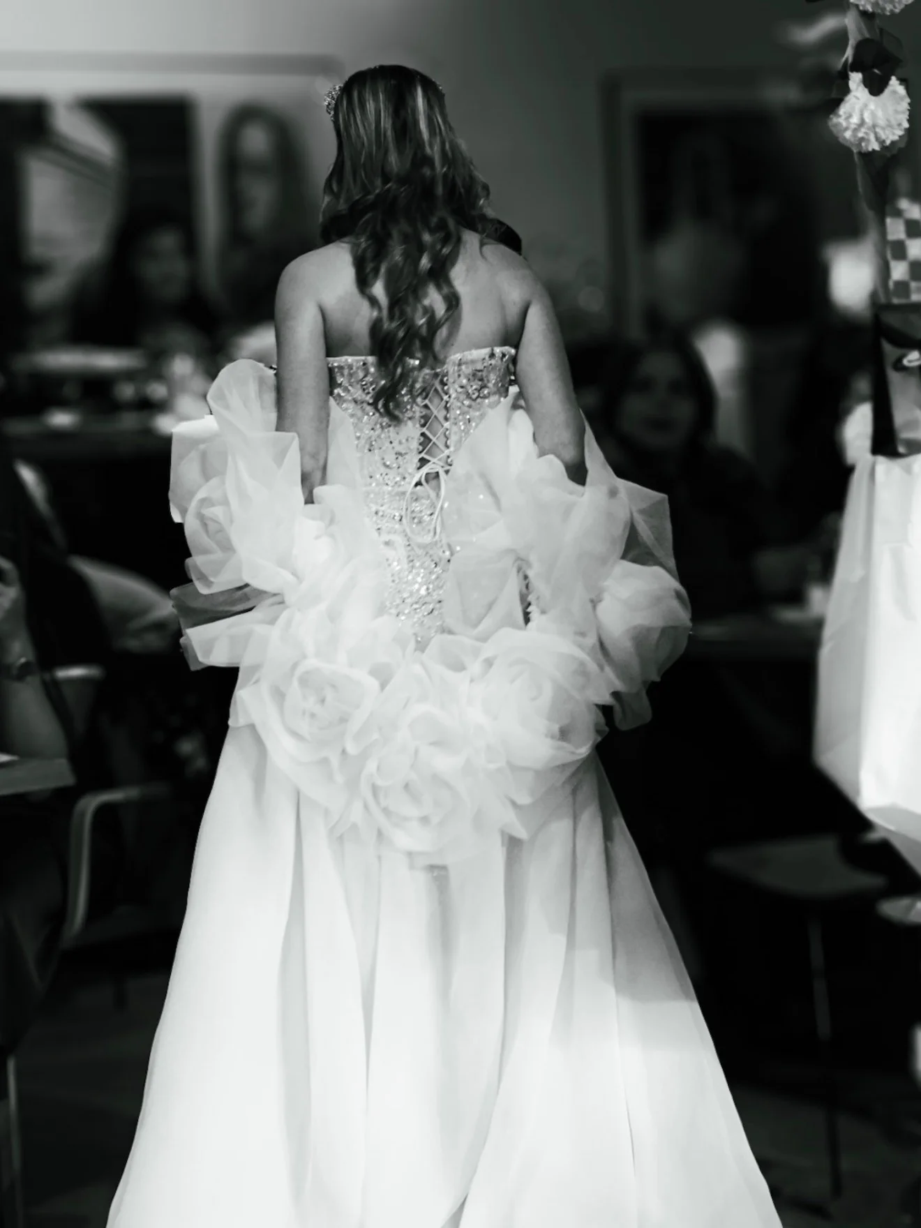 Photo by 𝓐𝓶𝓫𝓻𝓮 𝓮𝓽 𝓼𝓪 𝓯𝓪𝓶𝓲𝓵𝓵𝓮 on February 28, 2026. May be a black-and-white image of gown, dress, wedding and text.