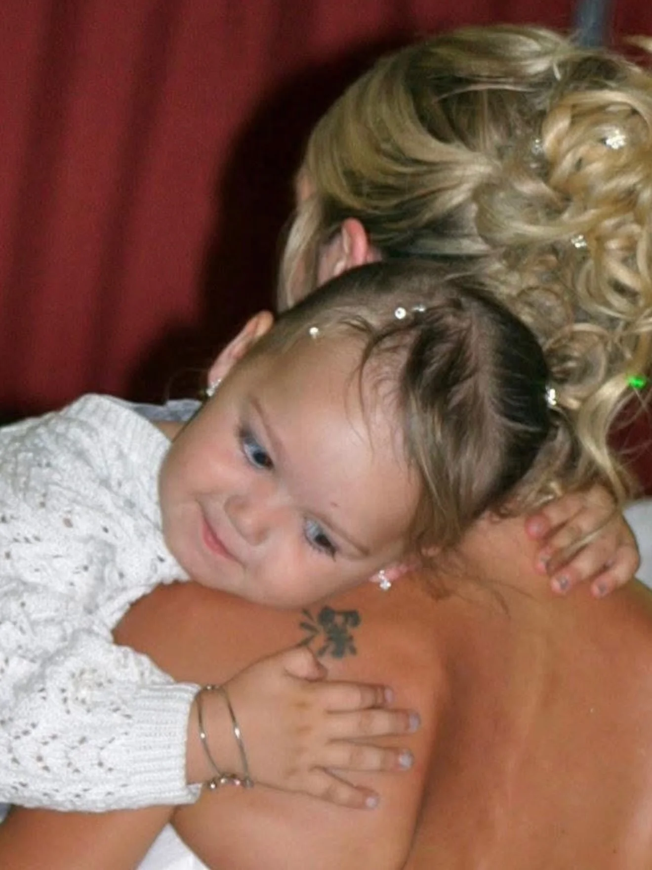 Photo by 𝓐𝓶𝓫𝓻𝓮 𝓮𝓽 𝓼𝓪 𝓯𝓪𝓶𝓲𝓵𝓵𝓮 on February 28, 2026. May be an image of baby, blonde hair, people kissing and text.