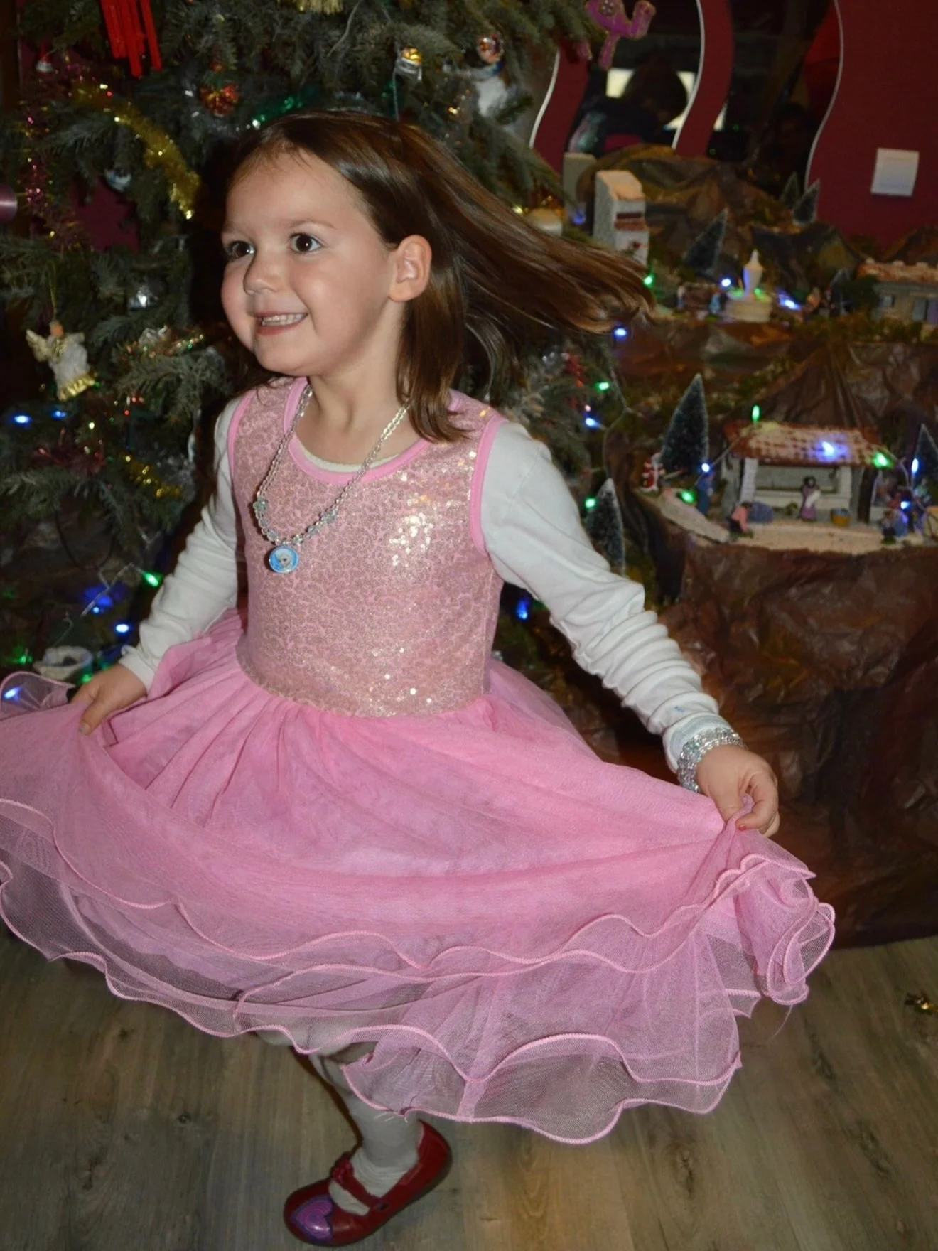 Photo by 𝓐𝓶𝓫𝓻𝓮 𝓮𝓽 𝓼𝓪 𝓯𝓪𝓶𝓲𝓵𝓵𝓮 on February 28, 2026. May be an image of baby, christmas tree, dress, tinsel and text.