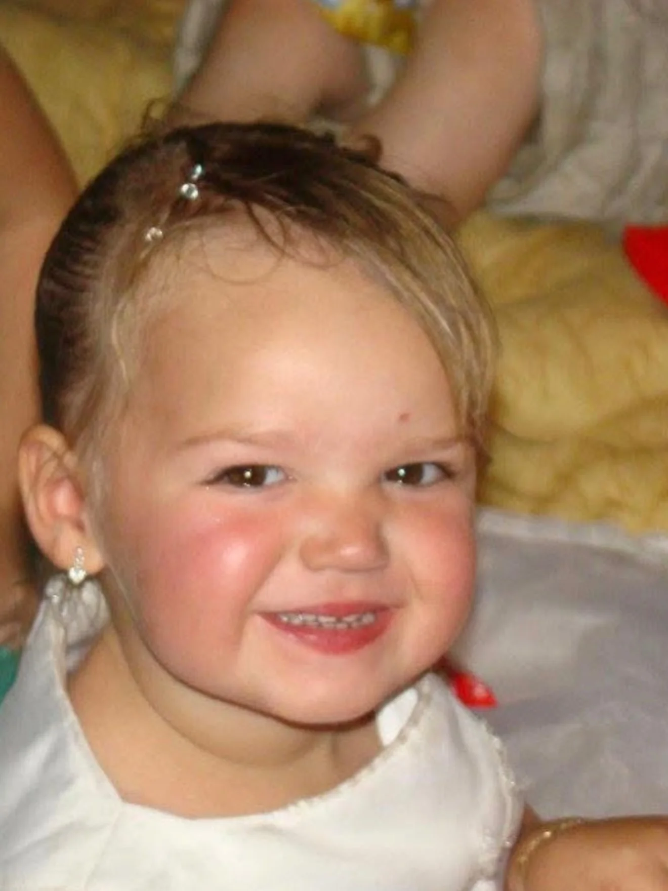 Photo by 𝓐𝓶𝓫𝓻𝓮 𝓮𝓽 𝓼𝓪 𝓯𝓪𝓶𝓲𝓵𝓵𝓮 on February 28, 2026. May be an image of baby, blonde hair, smiling, barrette and text.