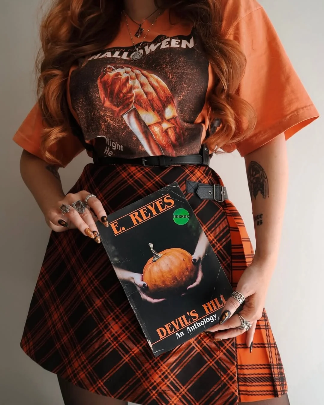 Photo by 🍂 𝖆𝖒𝖎 | 𝐬𝐩𝐨𝐨𝐤𝐲 𝐬𝐭𝐲𝐥𝐢𝐬𝐭 | 𝐟𝐢𝐧𝐚𝐥 𝐠𝐢𝐫𝐥 | 𝐚𝐮𝐭𝐮𝐦𝐧 𝐞𝐧𝐭𝐡𝐮𝐬𝐢𝐚𝐬𝐭 🍂 on March 05, 2026. May be an image of miniskirt, kilt and text that says 'HALLO JALLOWEEN WEEN REYES RE YES HOBHoй HILI LOn DEVILS DEVIL'S An Anthology 林様'.