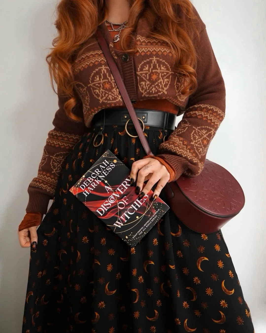 Photo shared by 🍂 𝖆𝖒𝖎 | 𝐬𝐩𝐨𝐨𝐤𝐲 𝐬𝐭𝐲𝐥𝐢𝐬𝐭 | 𝐟𝐢𝐧𝐚𝐥 𝐠𝐢𝐫𝐥 | 𝐚𝐮𝐭𝐮𝐦𝐧 𝐞𝐧𝐭𝐡𝐮𝐬𝐢𝐚𝐬𝐭 🍂 on March 05, 2026 tagging @disturbia. May be an image of purse, tambourine, book and text that says 'പൊලත DEBO RKNN H DEBORA HARKNESS ESS ESS H IARKNESS DISOVER ERV OF ИCHE AORRIES'.