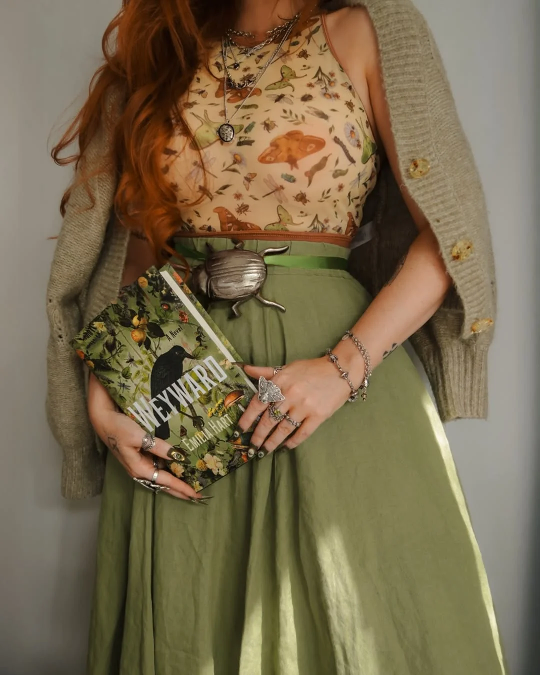 Photo shared by 🍂 𝖆𝖒𝖎 | 𝐬𝐩𝐨𝐨𝐤𝐲 𝐬𝐭𝐲𝐥𝐢𝐬𝐭 | 𝐟𝐢𝐧𝐚𝐥 𝐠𝐢𝐫𝐥 | 𝐚𝐮𝐭𝐮𝐦𝐧 𝐞𝐧𝐭𝐡𝐮𝐬𝐢𝐚𝐬𝐭 🍂 on March 05, 2026 tagging @uyesurana. May be an image of book, belt and text that says 'WEYWARD- EMILIA Neea M'.