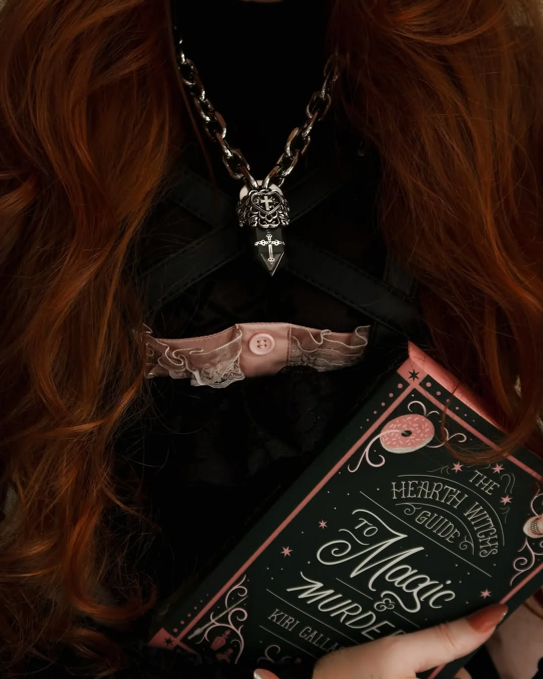 Photo shared by 🍂 𝖆𝖒𝖎 | 𝐬𝐩𝐨𝐨𝐤𝐲 𝐬𝐭𝐲𝐥𝐢𝐬𝐭 | 𝐟𝐢𝐧𝐚𝐥 𝐠𝐢𝐫𝐥 | 𝐚𝐮𝐭𝐮𝐦𝐧 𝐞𝐧𝐭𝐡𝐮𝐬𝐢𝐚𝐬𝐭 🍂 on March 18, 2026 tagging @love.rokz. May be an image of ‎one or more people, makeup, book, necklace and ‎text that says '‎n H OE ET מאוור MURD Μαж'ι qUID‎'‎‎.