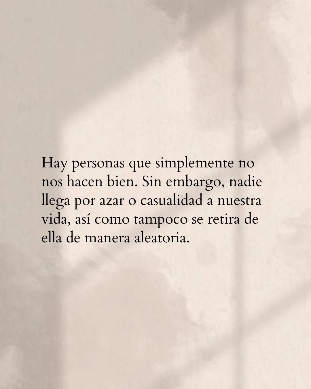 Photo by Amor Liviano on March 17, 2026. May be a meme of text that says 'Hay personas que simplemente no nos hacen bien. Sin embargo, nadie llega por azar O casualidad a nuestra vida, así como tampoco se retira de ella de manera aleatoria.'.