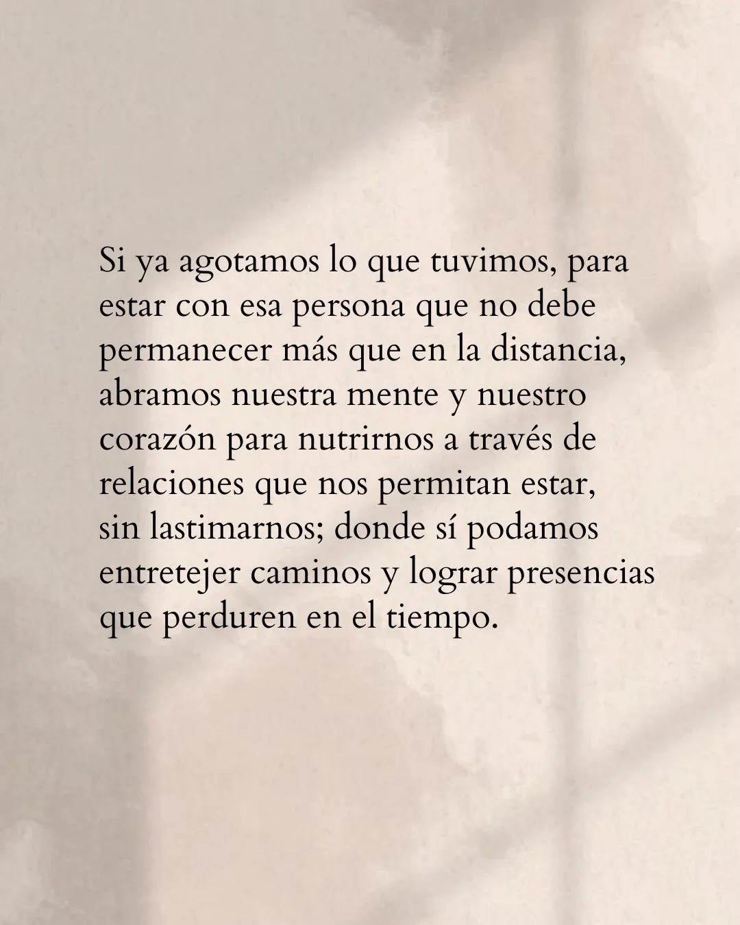 Photo by Amor Liviano on March 17, 2026. May be a meme of text that says 'Si ya agotamos lo que tuvimos, para estar con esa persona que no debe permanecer más que en la distancia, abramos nuestra mente y nuestro corazón para nutrirnos a través de relaciones que nos permitan estar, sin lastimarnos; donde sí podamos entretejer caminos y lograr presencias que perduren en el tiempo.'.