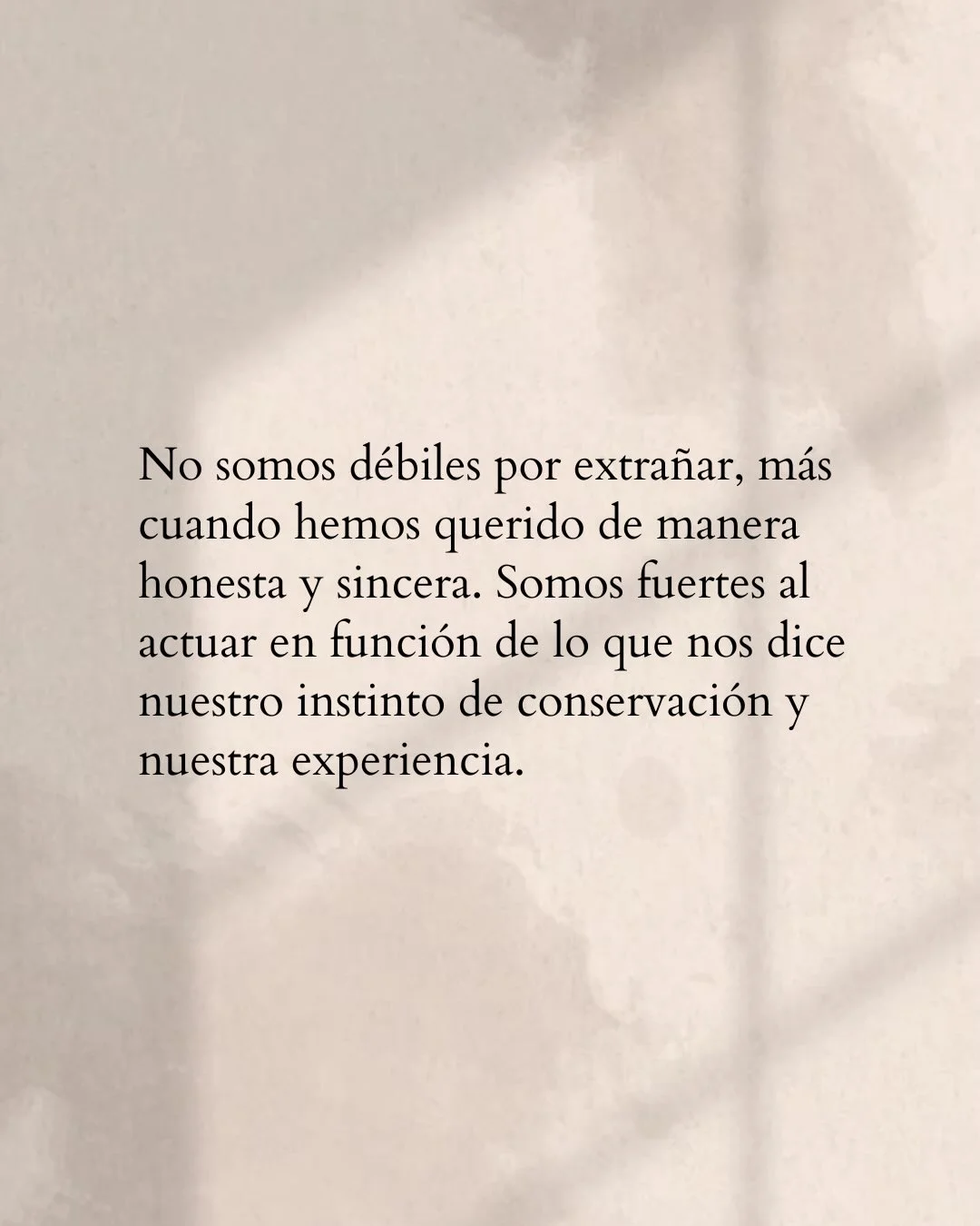 Photo by Amor Liviano on March 17, 2026. May be a meme of text that says 'No somos débiles por extrañar, más cuando hemos querido de manera honesta y sincera. Somos fuertes al actuar en función de lo que nos dice nuestro instinto de conservación y nuestra experiencia.'.