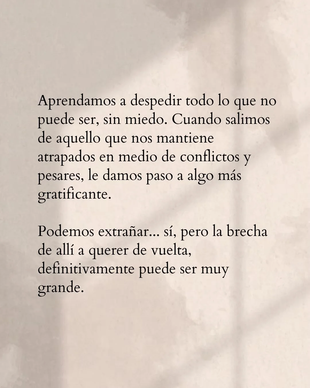 Photo by Amor Liviano on March 17, 2026. May be a meme of text that says 'Aprendamos a despedir todo lo que no puede ser, sin miedo. Cuando salimos de aquello que nos mantiene atrapados en medio de conflictos y pesares, le damos paso a algo más gratificante. Podemos extrañar... sí, pero la brecha brecha de allí a querer de vuelta, definitivamente puede ser muy grande.'.