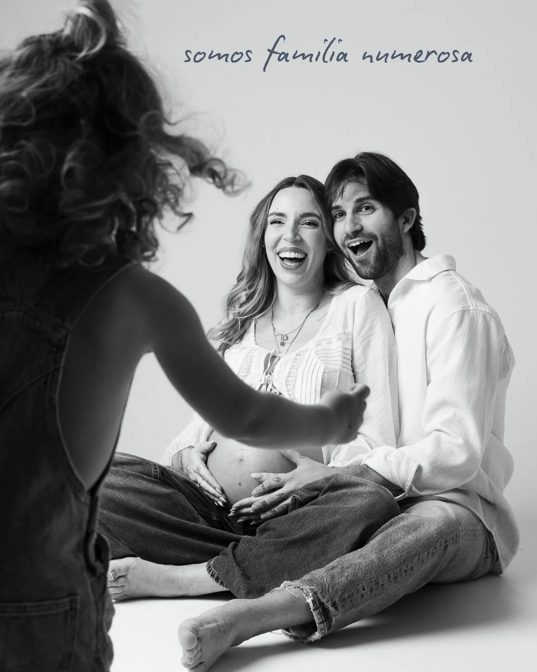 Photo by Amor del bueno✨ on March 21, 2026. May be a black-and-white image of one or more people, makeup, hair, people smiling and text that says 'somos familia numerosa'.