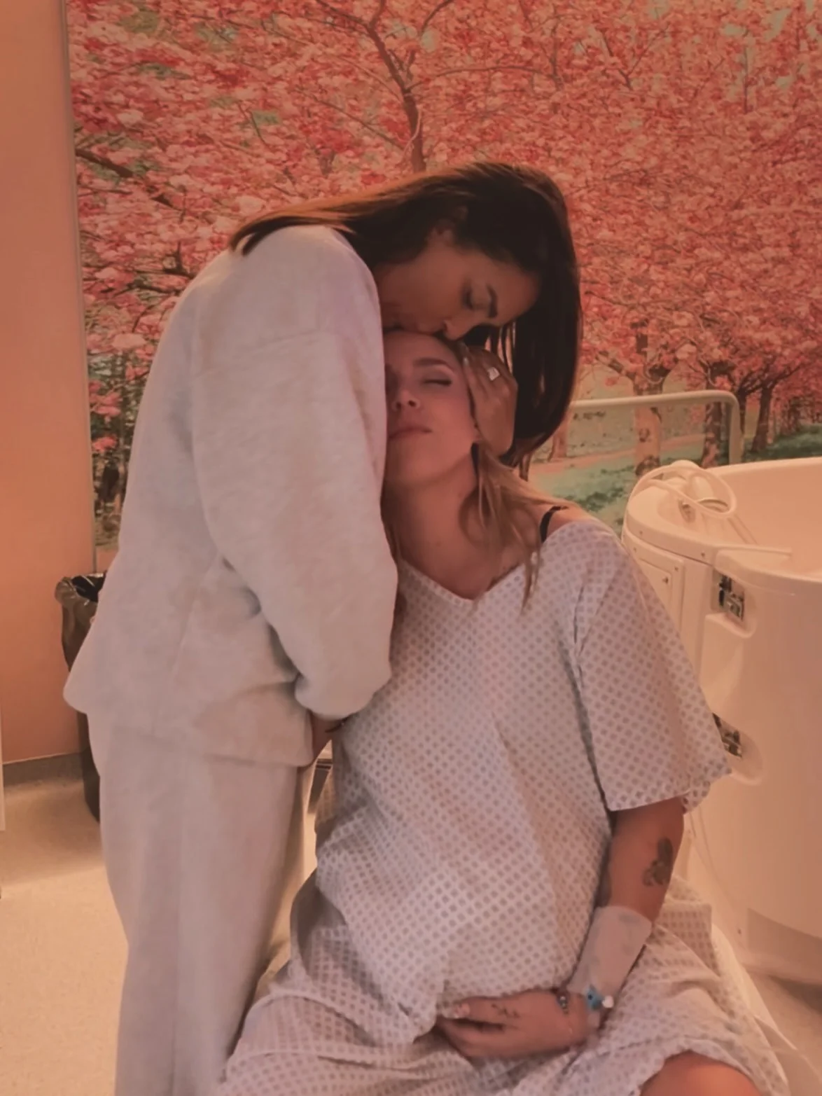 Photo by Amor del bueno✨ on March 22, 2026. May be an image of one or more people, robe, hospital and text.