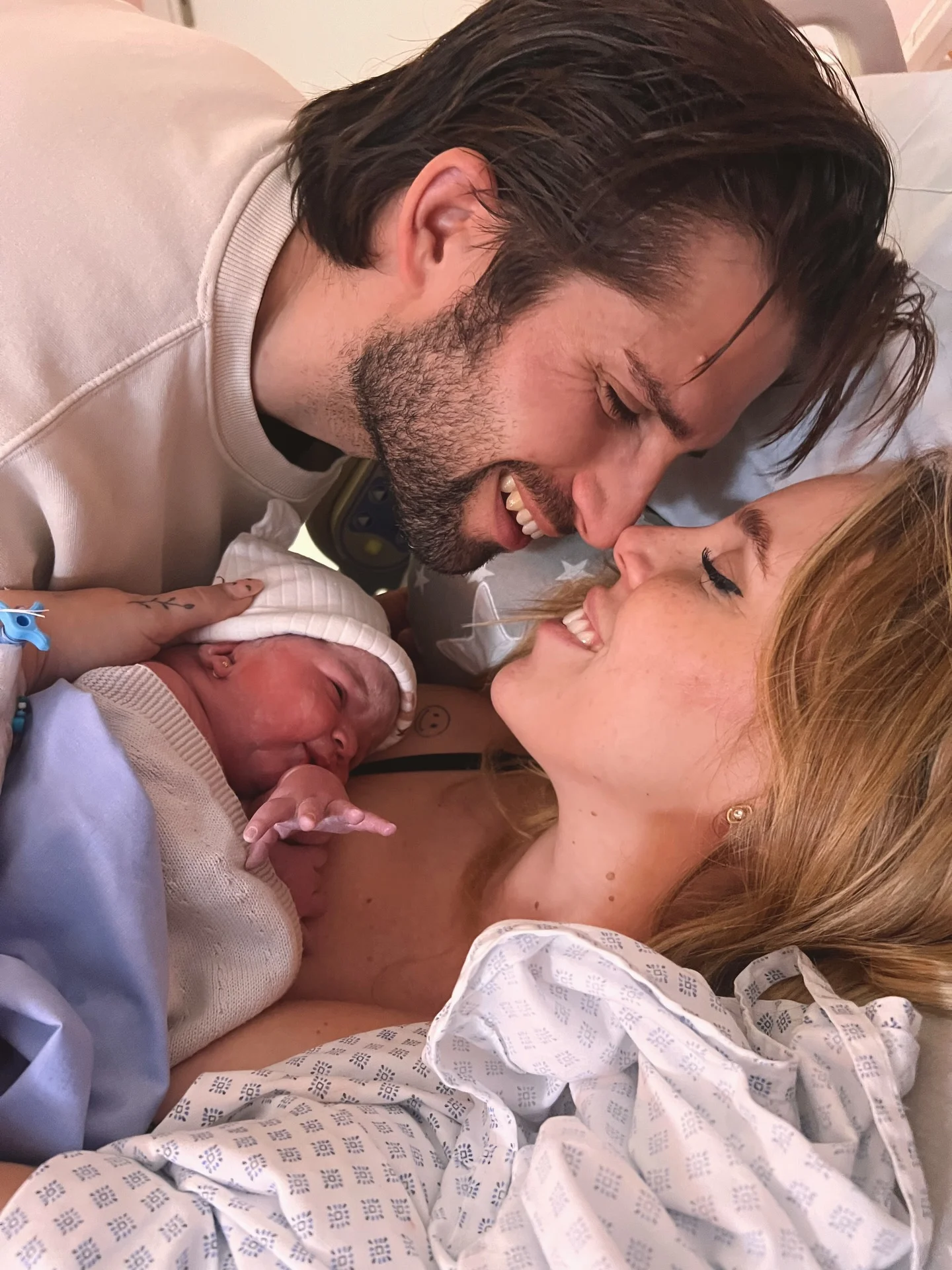 Photo shared by Amor del bueno✨ on March 22, 2026 tagging @danielagartija, and @xacorts. May be an image of baby, smiling, people kissing, hospital and text.