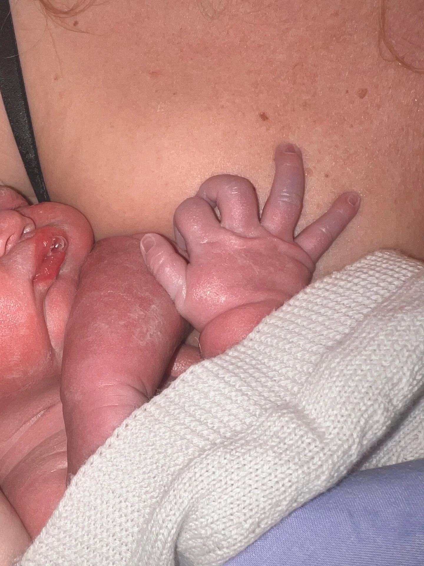 Photo by Amor del bueno✨ on March 22, 2026. May be an image of baby, hospital and text.