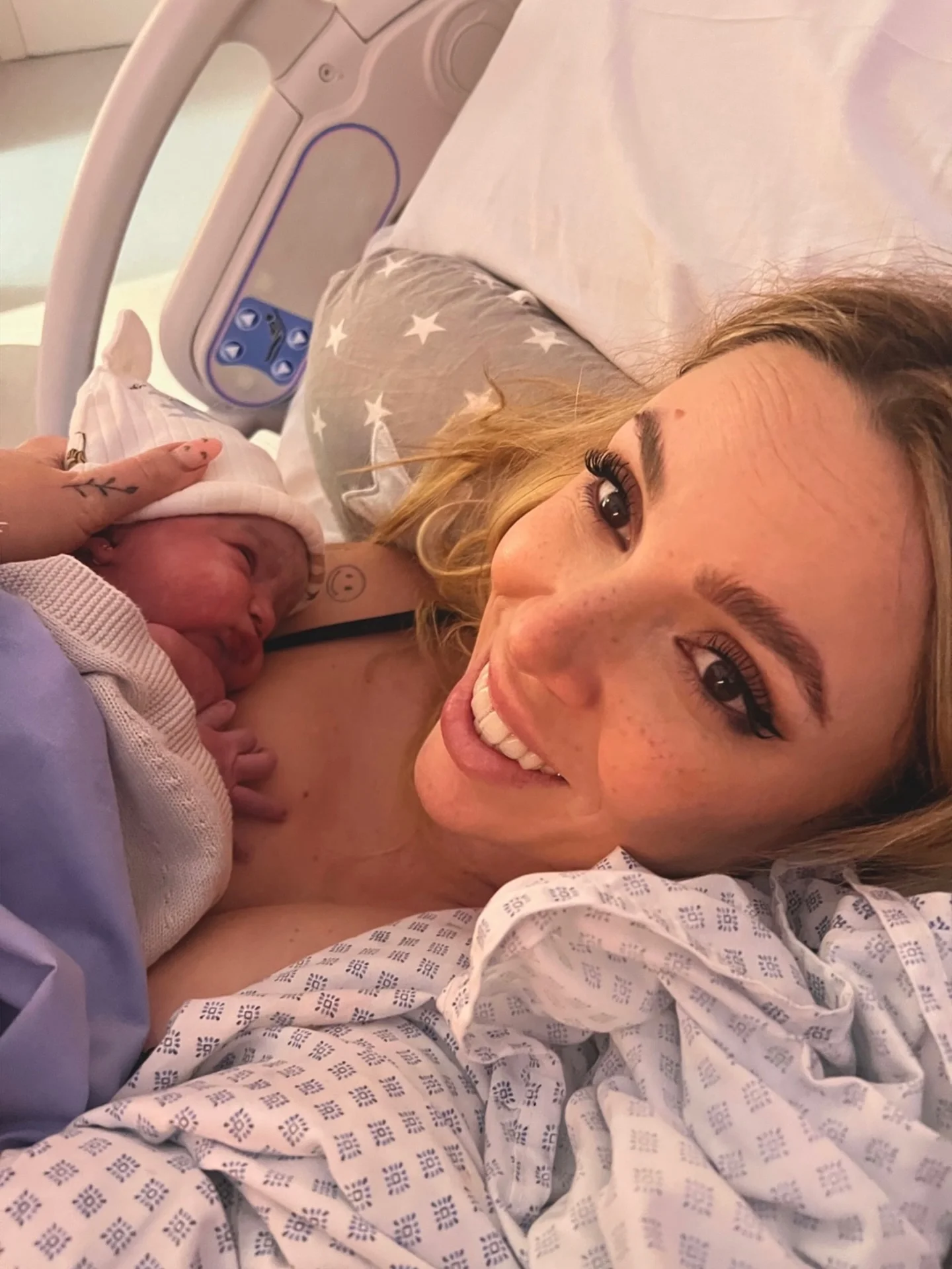 Photo by Amor del bueno✨ on March 22, 2026. May be an image of baby, smiling, hospital and text.