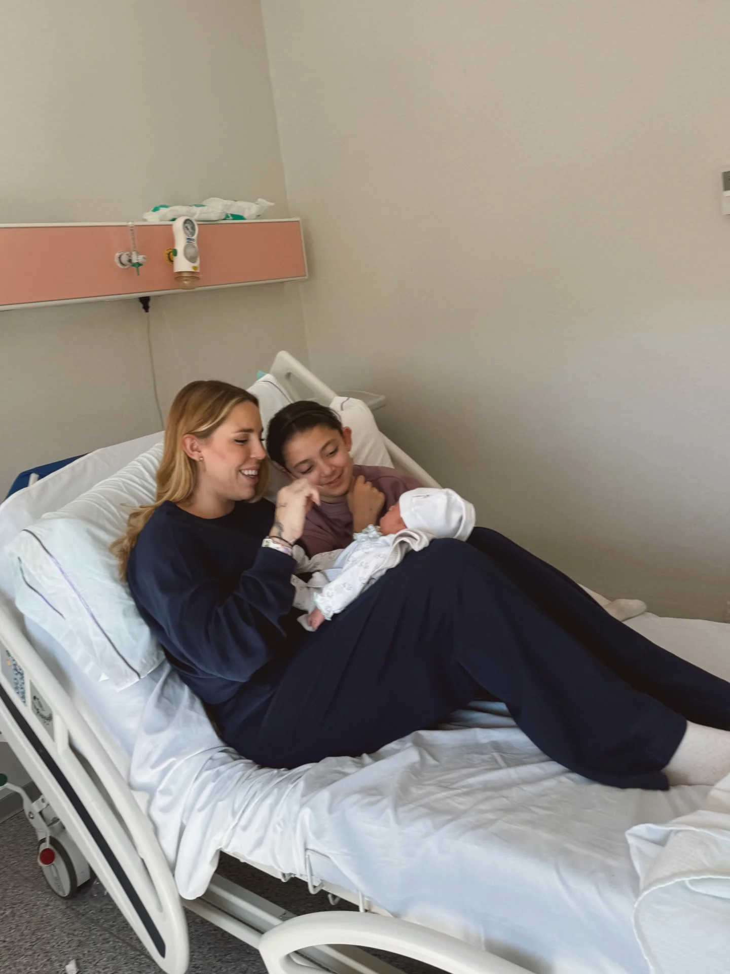 Photo by Amor del bueno✨ on March 22, 2026. May be an image of baby, smiling, sling, hospital and text.