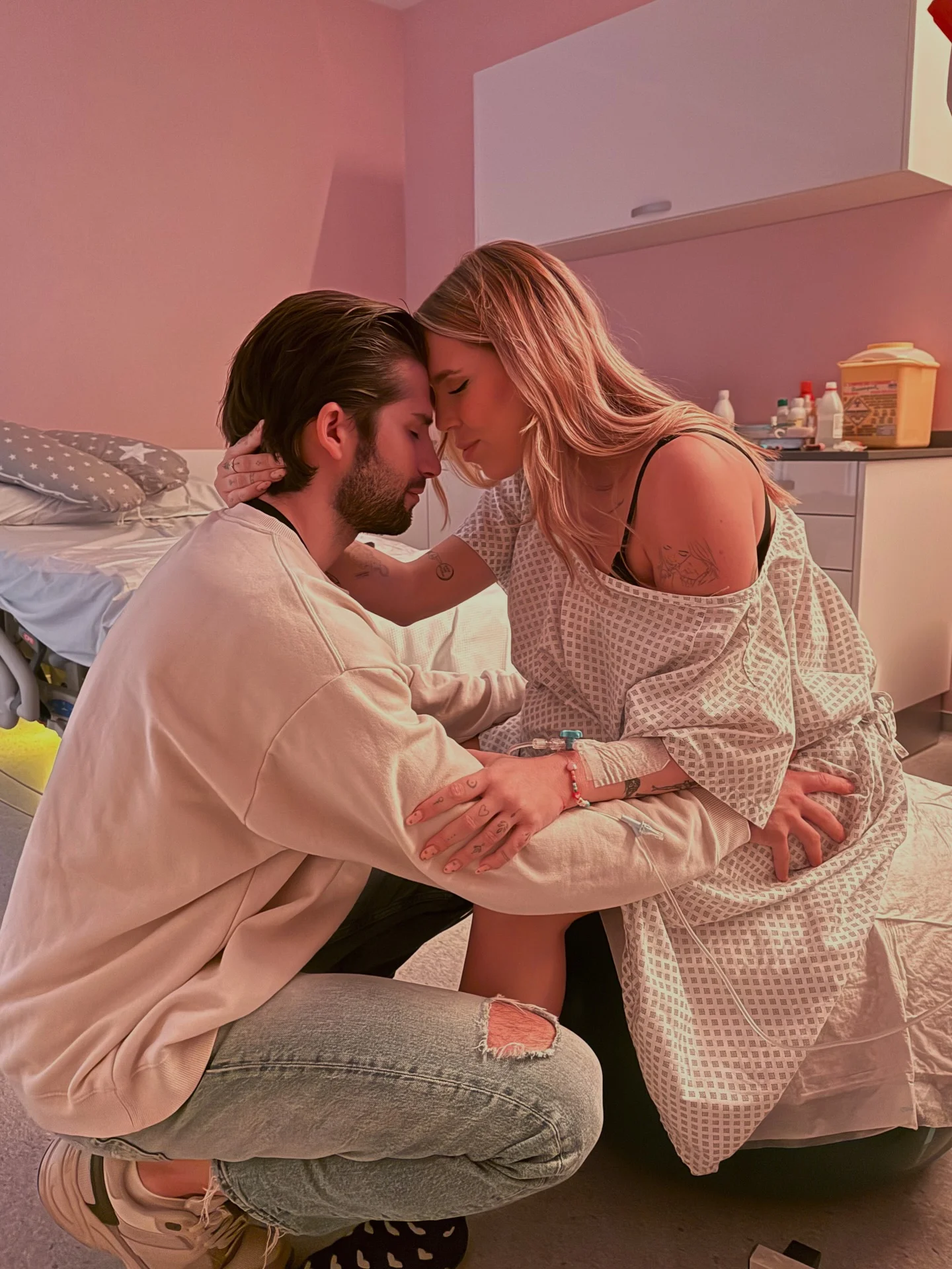 Photo by Amor del bueno✨ on March 22, 2026. May be an image of one or more people, beard, braids, people kissing, bath robe and text.