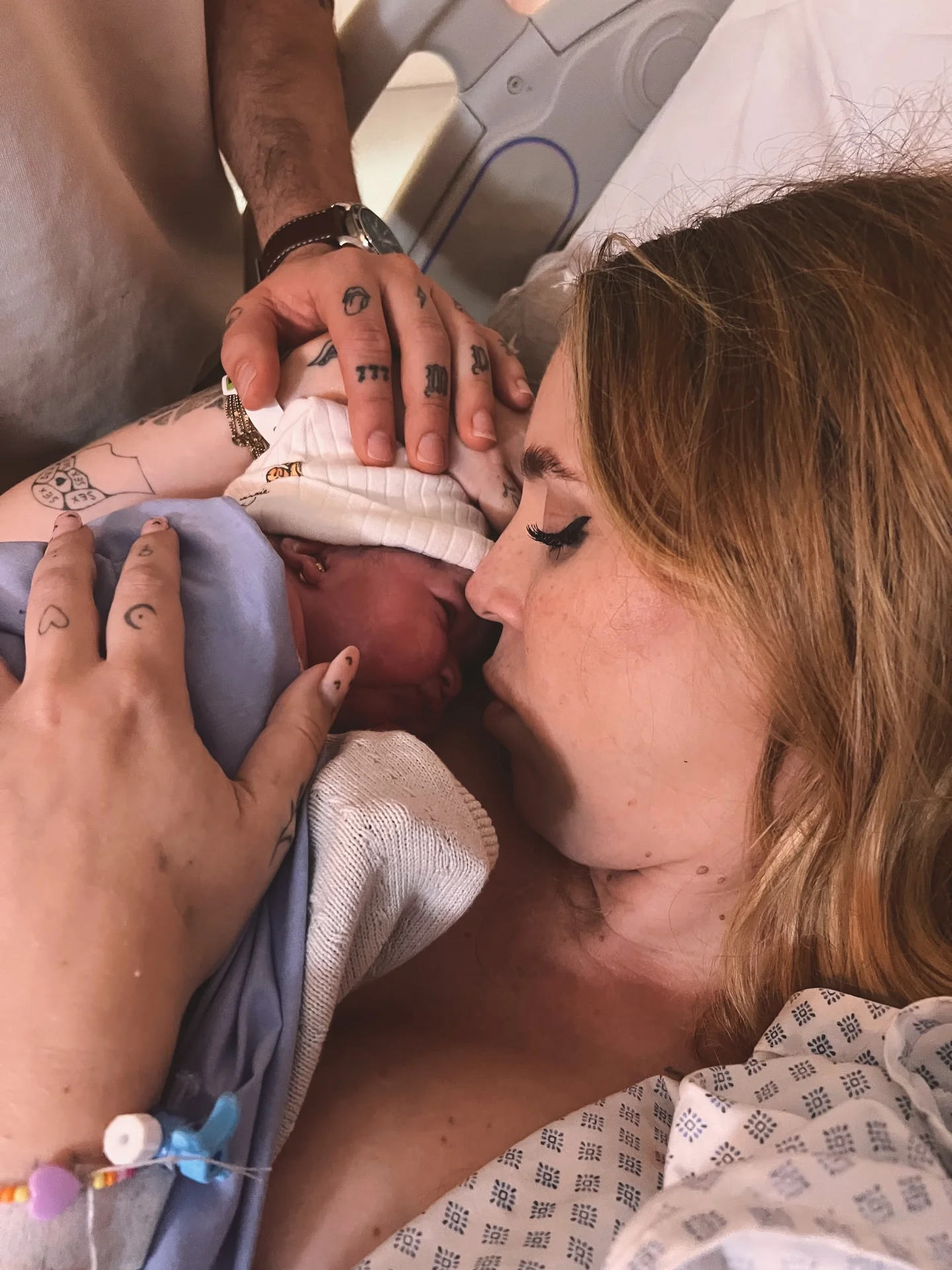 Photo by Amor del bueno✨ on March 22, 2026. May be an image of baby, hospital and text.