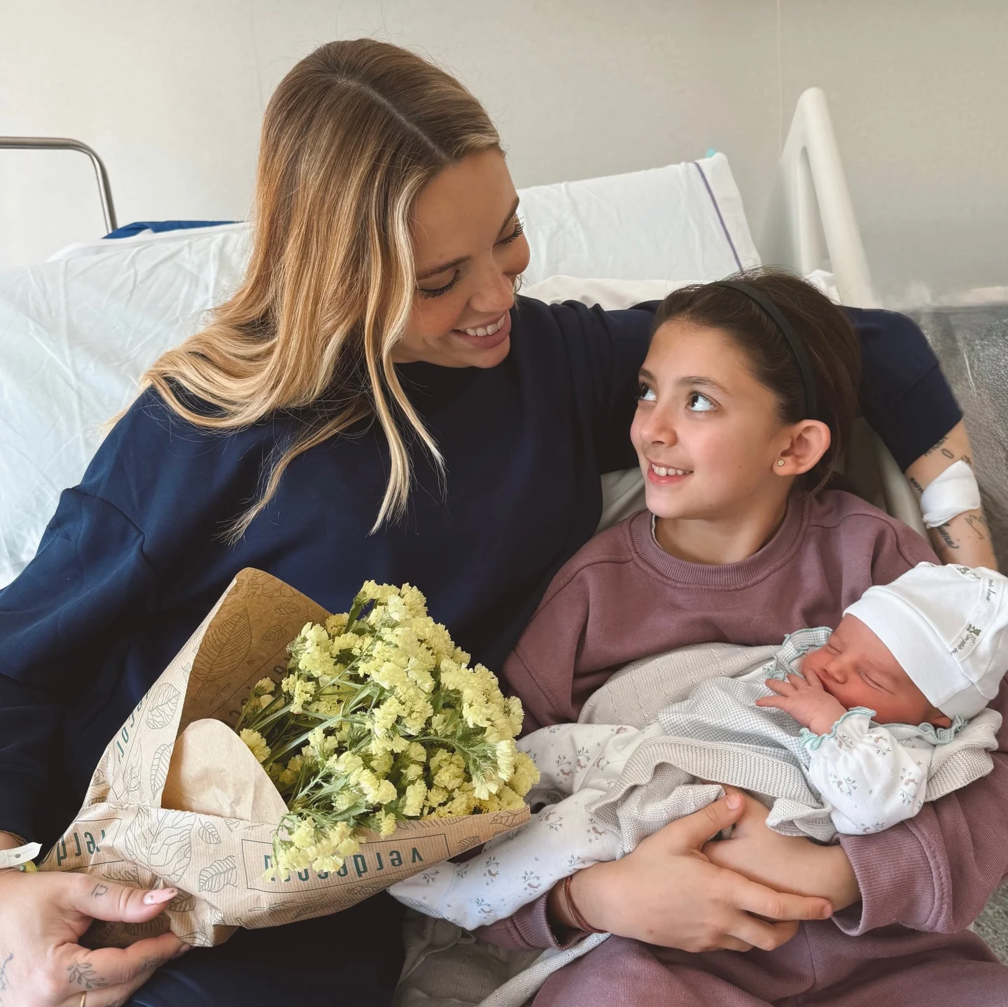 Photo by Amor del bueno✨ on March 25, 2026. May be an image of baby, popcorn, hospital and text.