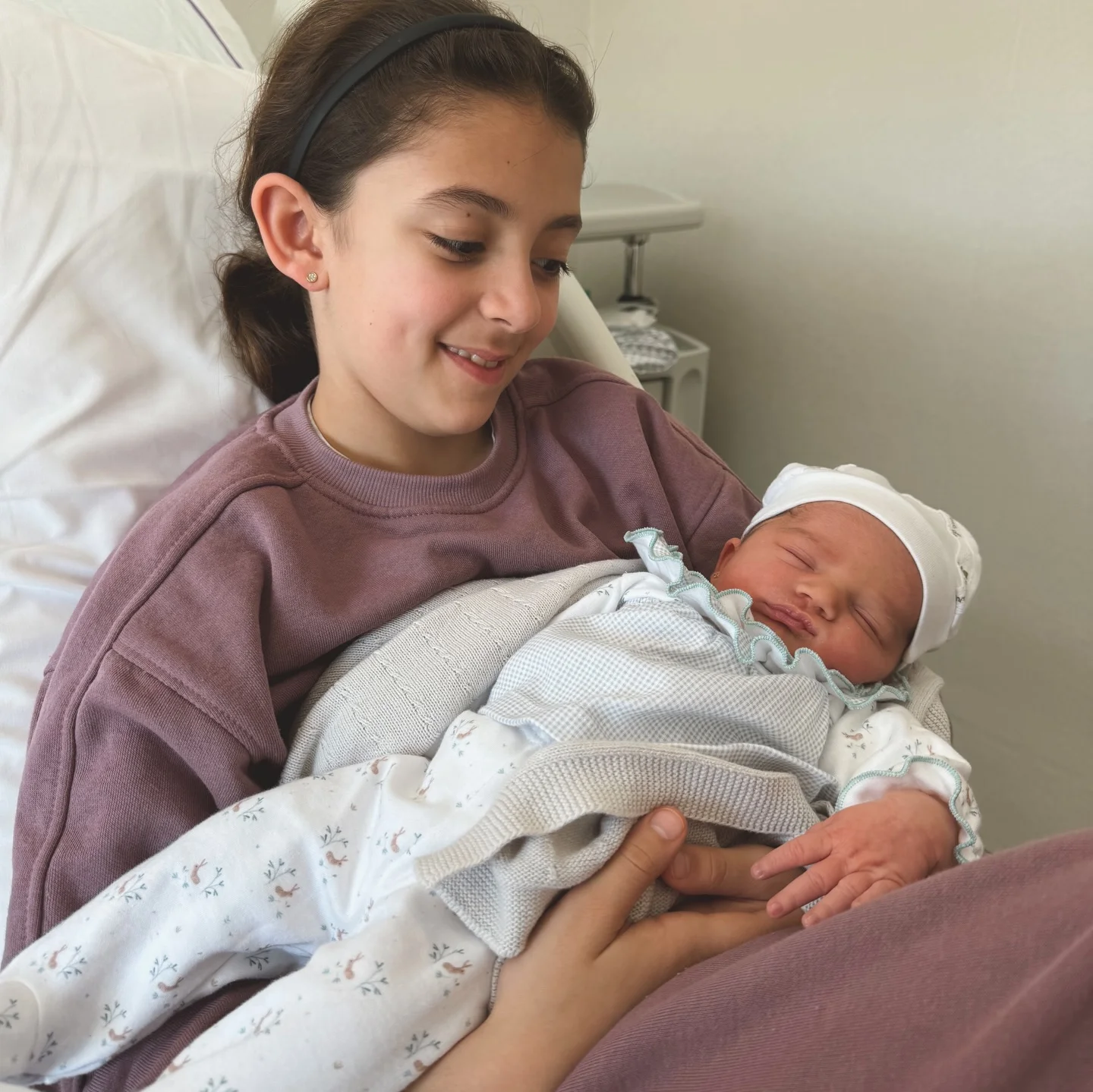 Photo by Amor del bueno✨ on March 25, 2026. May be an image of baby, hospital and text.