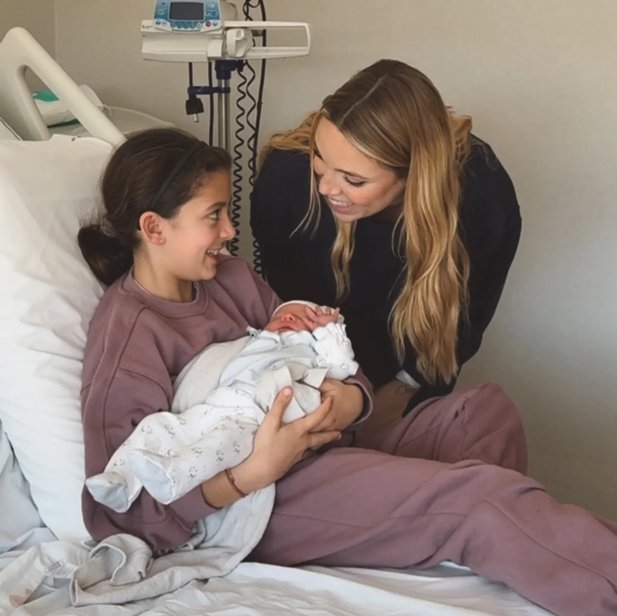 Photo by Amor del bueno✨ on March 25, 2026. May be an image of baby, stethoscope, hospital and text.