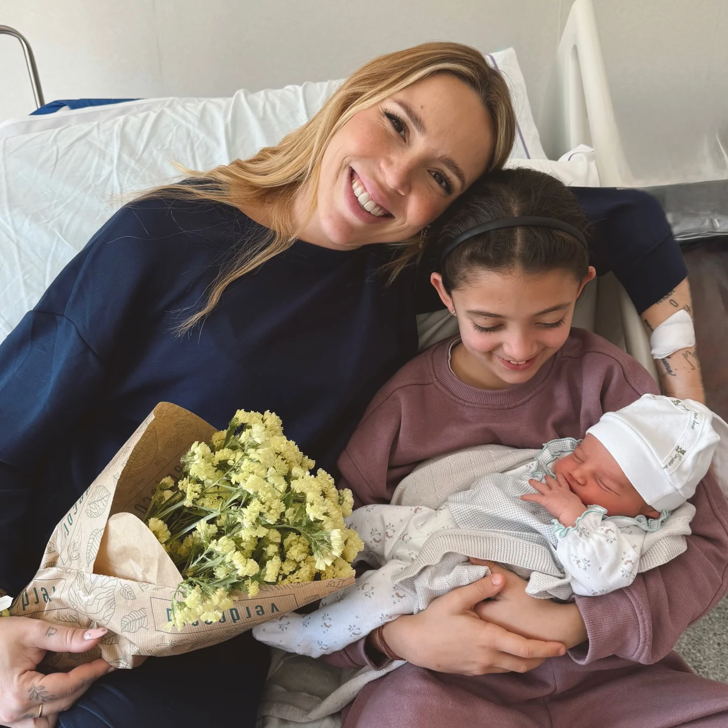 Photo by Amor del bueno✨ on March 25, 2026. May be an image of baby, hospital and text.