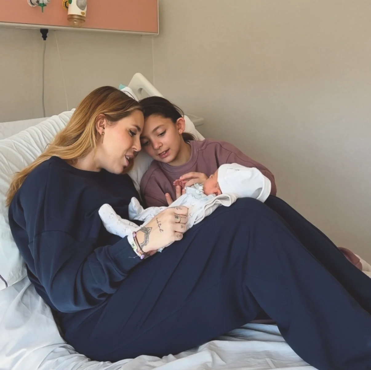 Photo by Amor del bueno✨ on March 25, 2026. May be an image of baby, sleepwear, stethoscope, hospital and text.