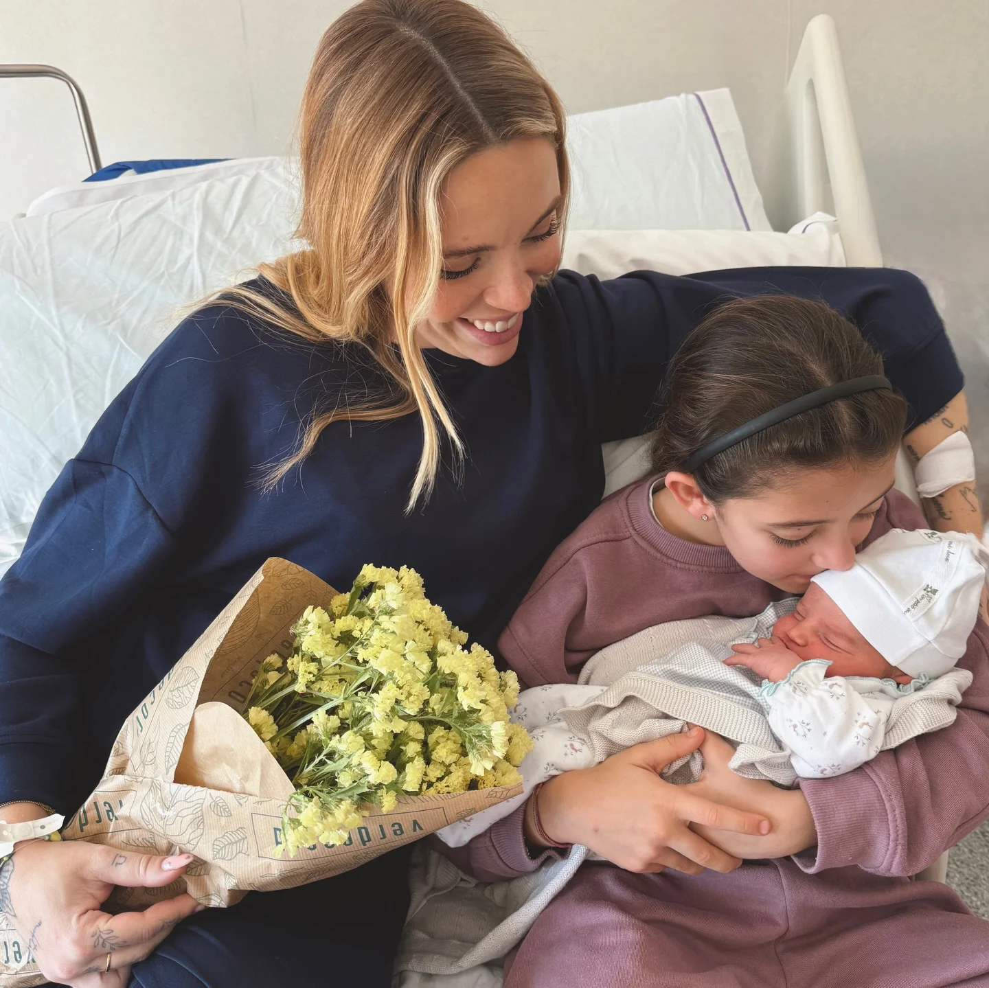 Photo by Amor del bueno✨ on March 25, 2026. May be an image of baby, hospital and text.