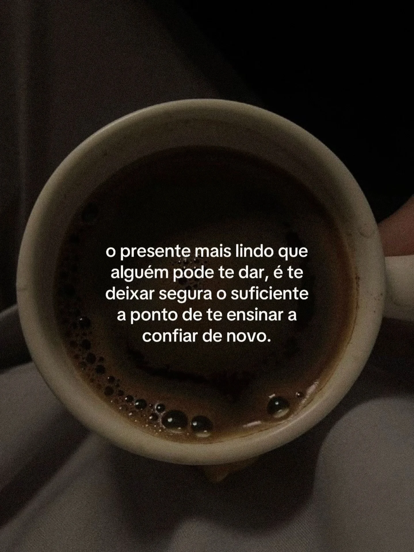 Photo by @amordesaturno in Brasil (País). May be an image of coffee cup, coffee and text that says 'o presente mais lindo que alguém pode te dar, é te deixar segura O suficiente a ponto de te ensinar a confiar de novo.'.