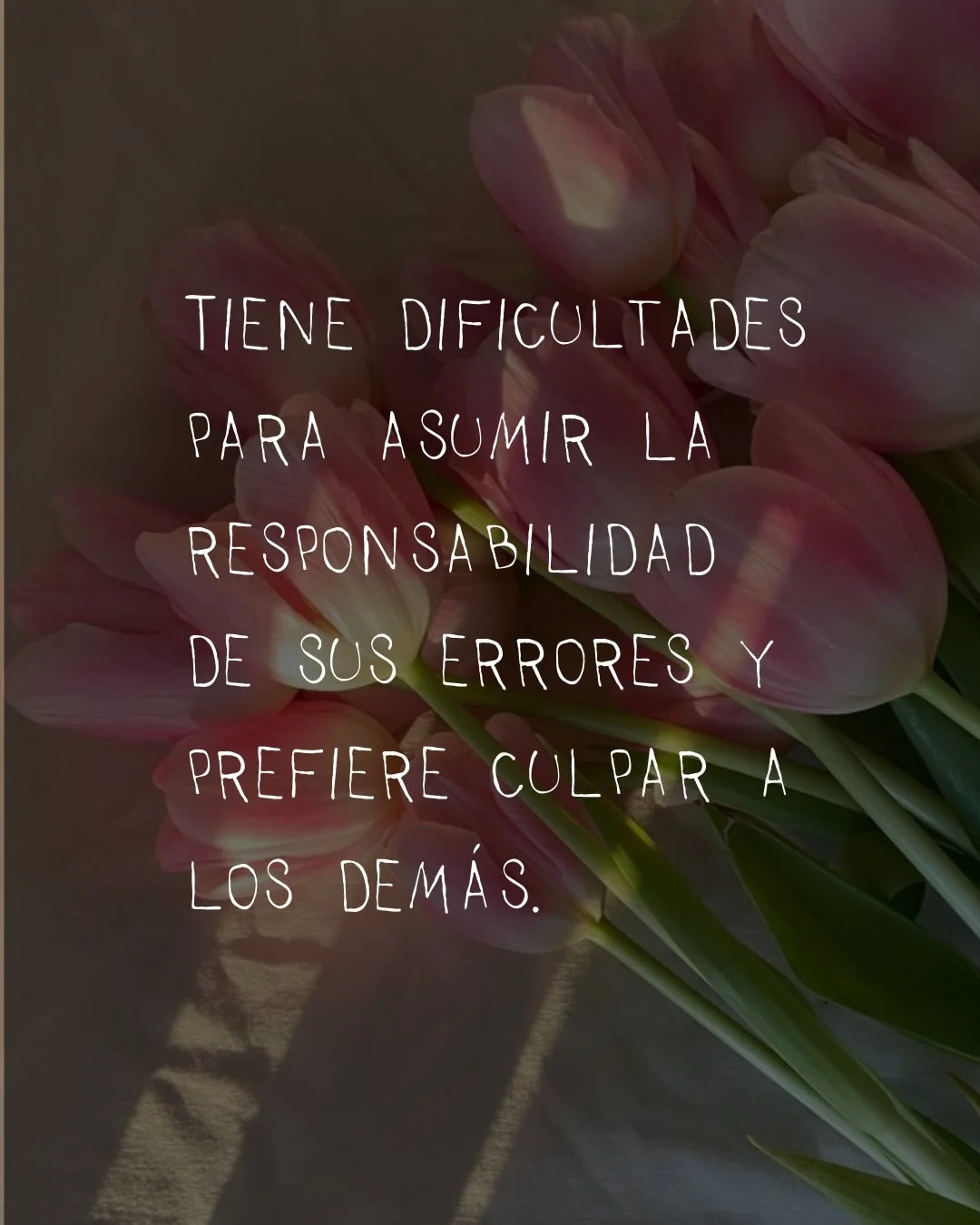 Photo by ILUSTRACIONES - DIBUJOS on March 14, 2026. May be an image of flower and text that says 'TIENE DIFICULTADES PARA ASUMIR LA RESPONSABILIDAD DESUSERRORES Y DE SUS ERRORES PREFIERE CULPAR A A DEMÁS. LOS'.