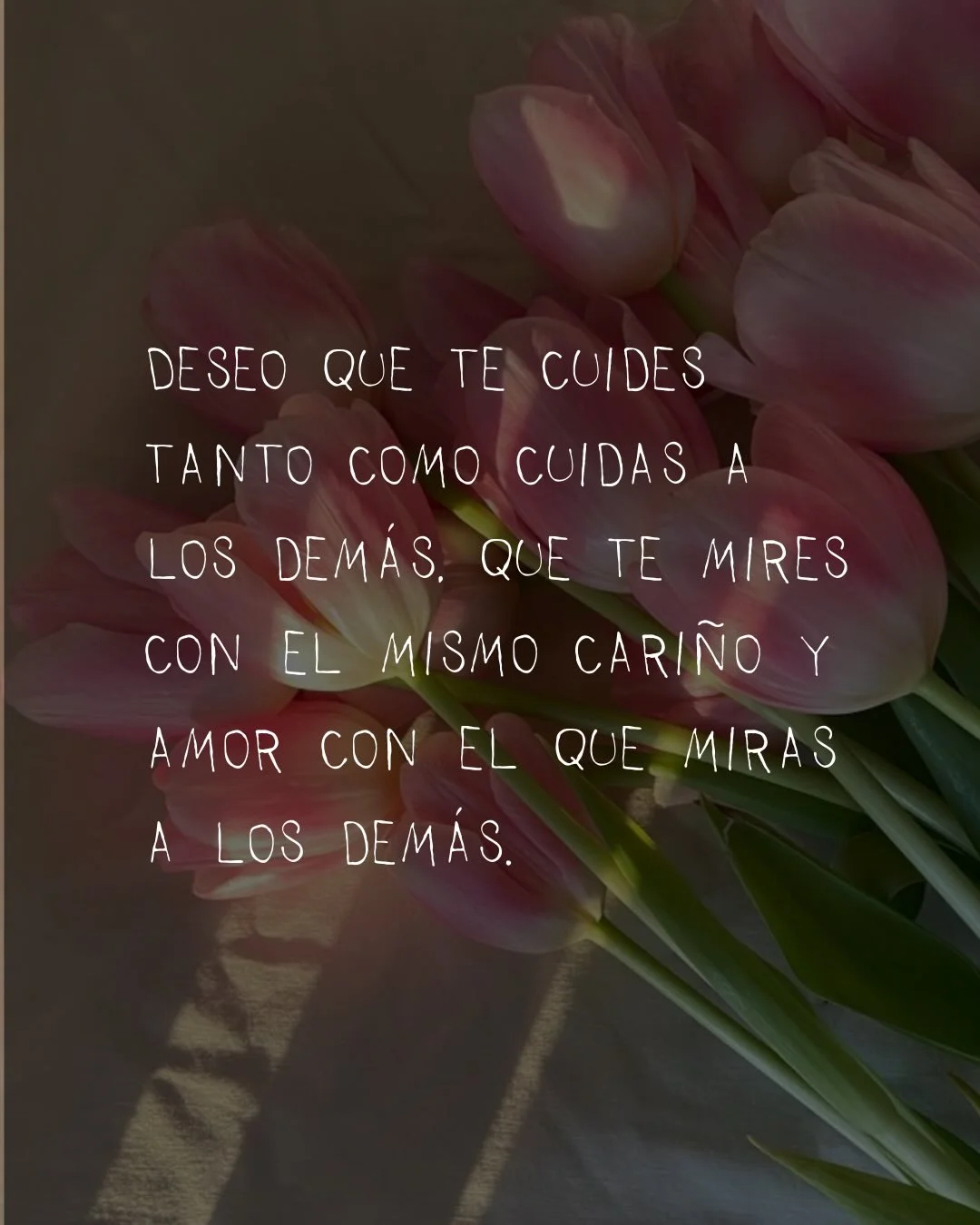Photo by ILUSTRACIONES - DIBUJOS on March 14, 2026. May be an image of ‎flower and ‎text that says '‎DESEO QUE TE CUIDES A TANTO COMO CUIDAS LOS DEMÁS. QUE TE MIRES CON EL MISMO CARIÑO ل AMOR CON EL QUE MIRAS LOS DEMÁS. A‎'‎‎.