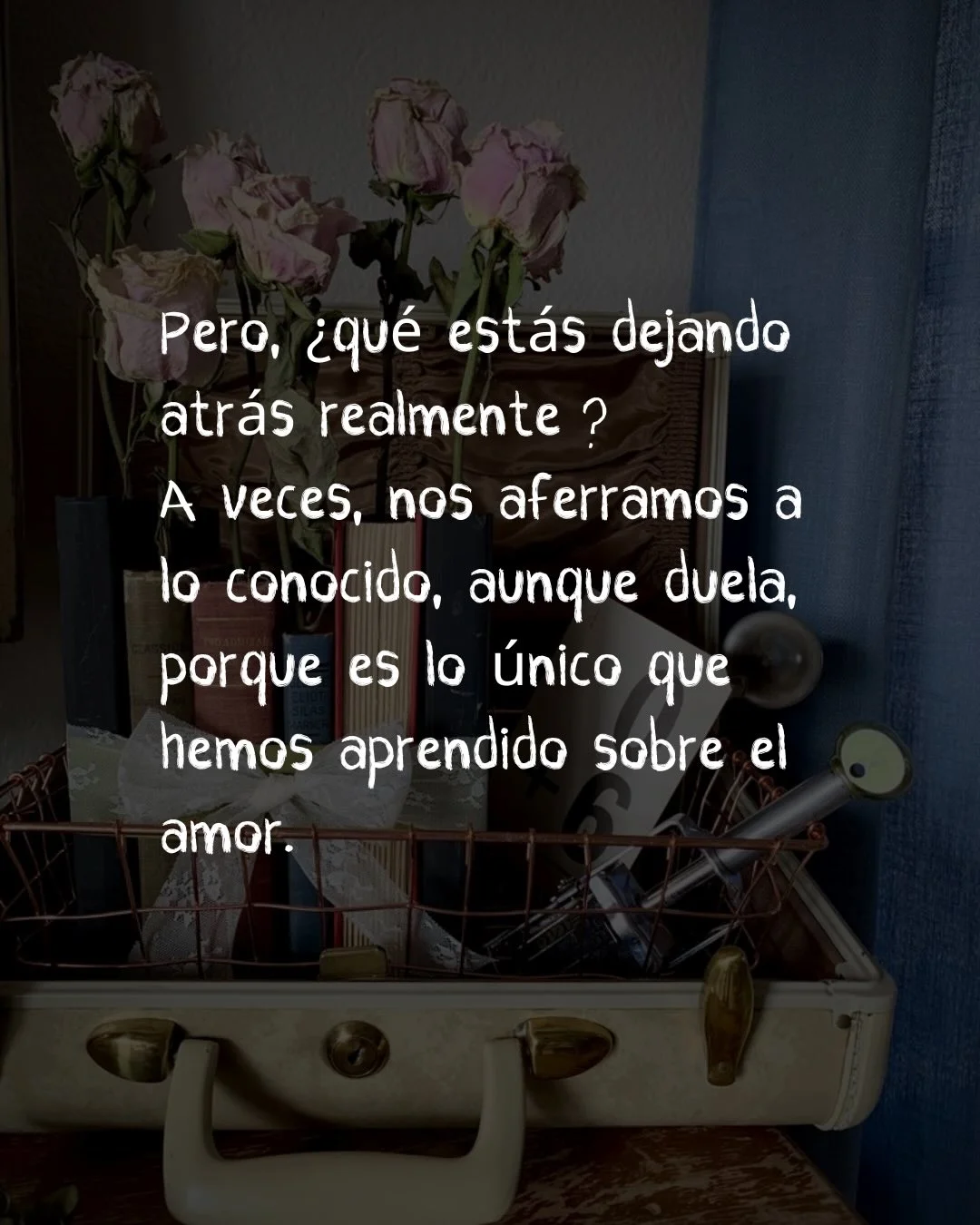 Photo by ILUSTRACIONES - DIBUJOS on March 11, 2026. May be an image of suitcase and text that says 'Pero, ¿qué estás dejando atrás realmente? A A veces, veces, nos aferramos a lo conocido, aunque duela, porque es lo único que hemos aprendido sobre el amor.'.