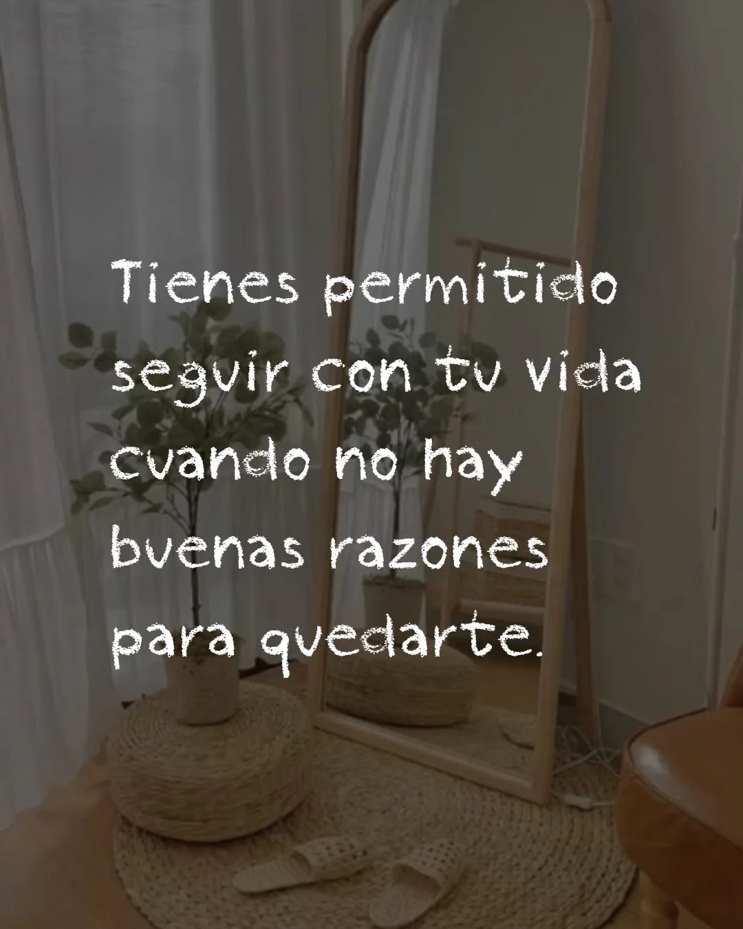 Photo by ILUSTRACIONES - DIBUJOS on March 19, 2026. May be a meme of pie and text that says 'Tienes permitido tido segvir con t vida cuando no hay buenas razones para quedarte.'.